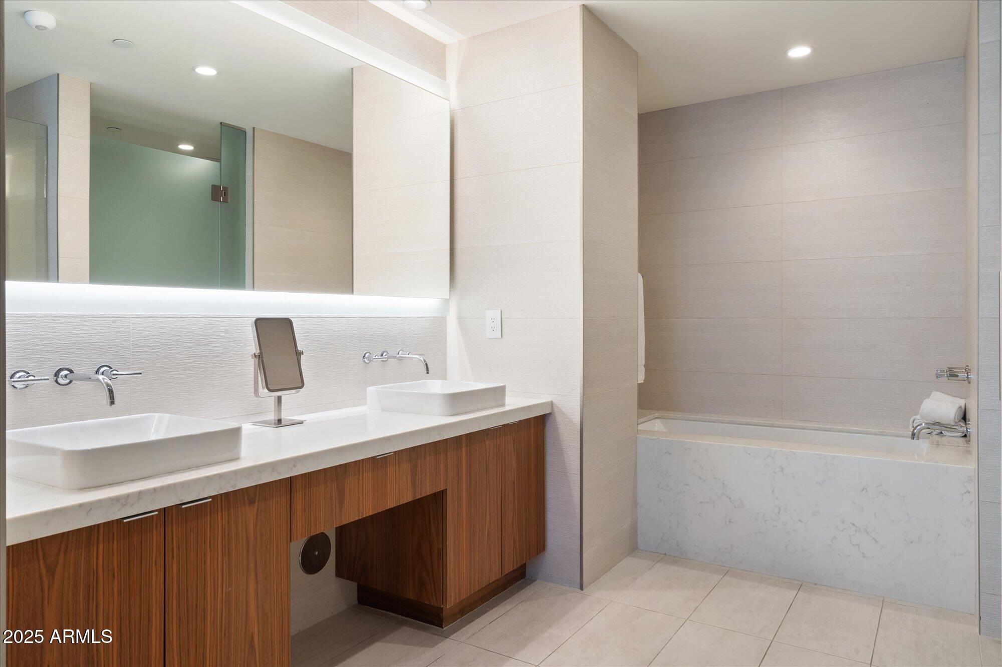 5455 E LINCOLN Drive 2009