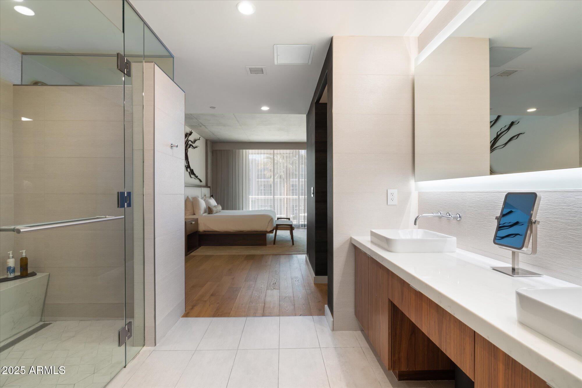 5455 E LINCOLN Drive 2009