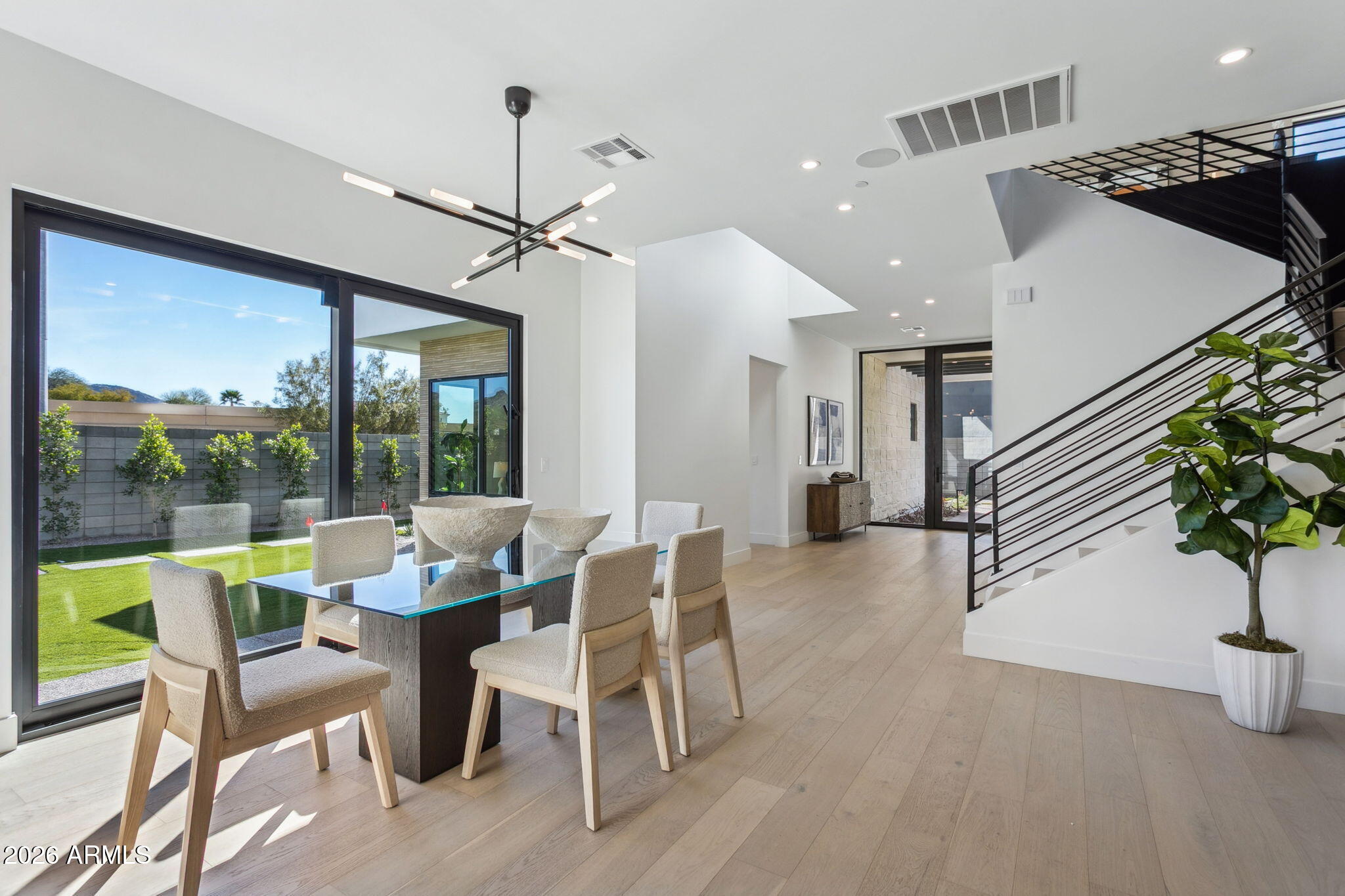 1832 E PALMAIRE Avenue