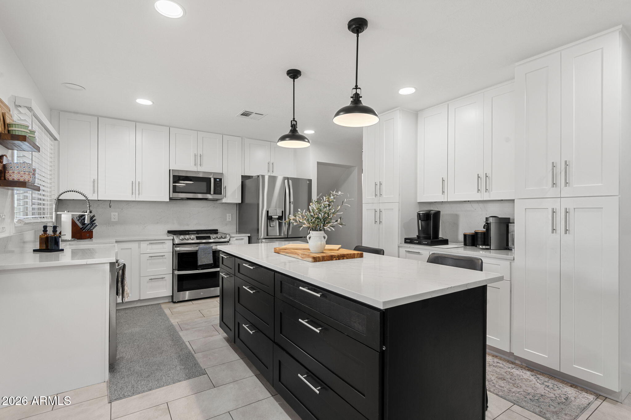 8619 E LINCOLN Drive