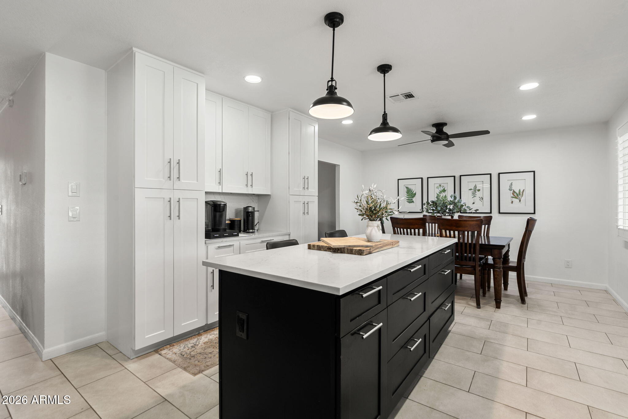 8619 E LINCOLN Drive