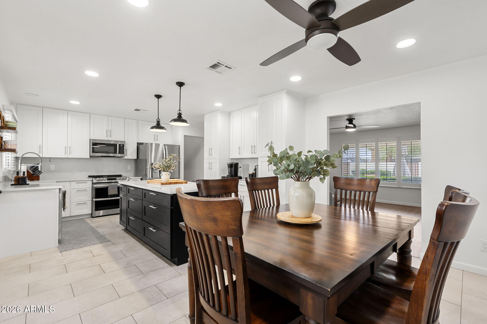 8619 E LINCOLN Drive