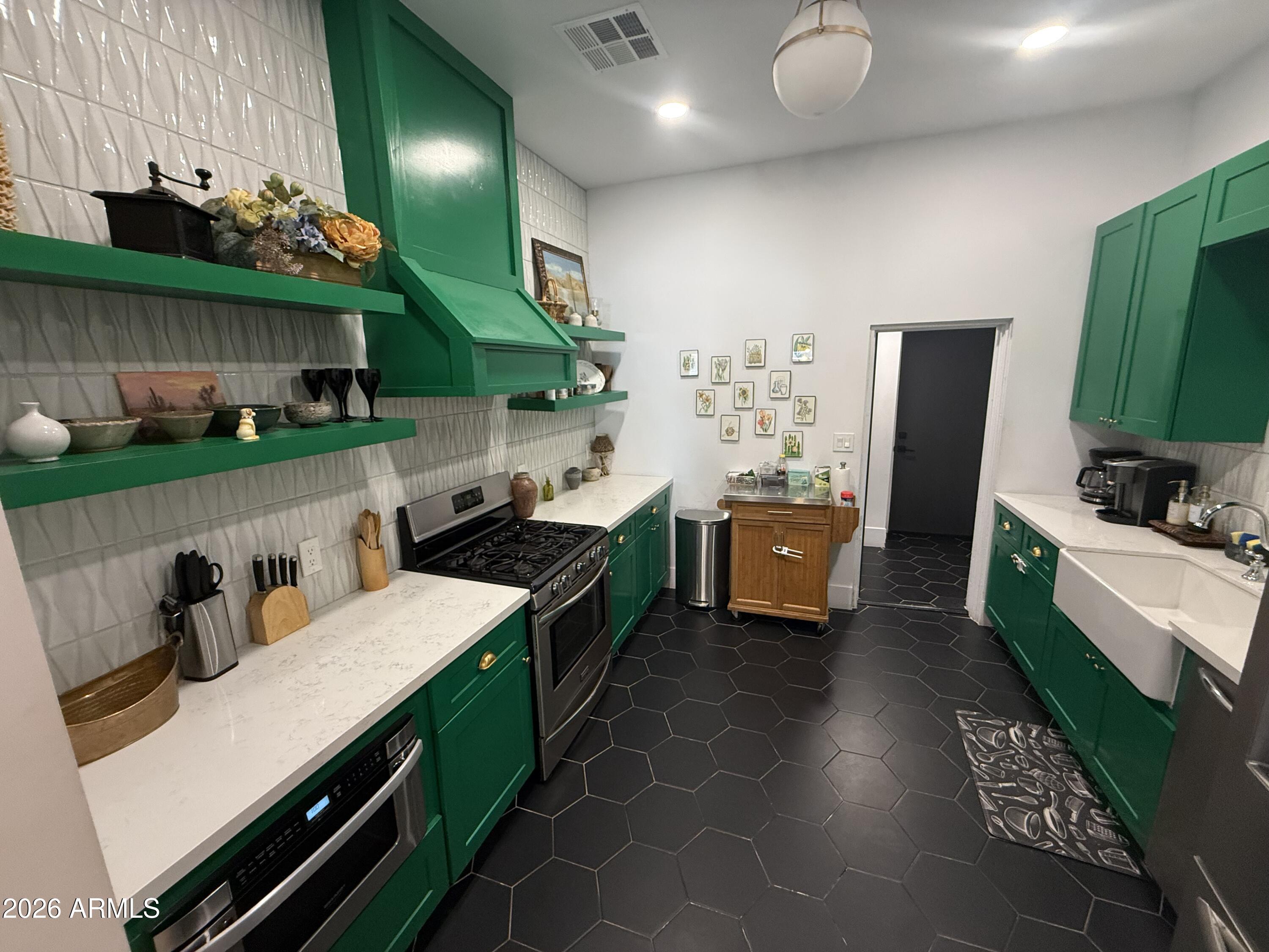 138 N 11TH Avenue