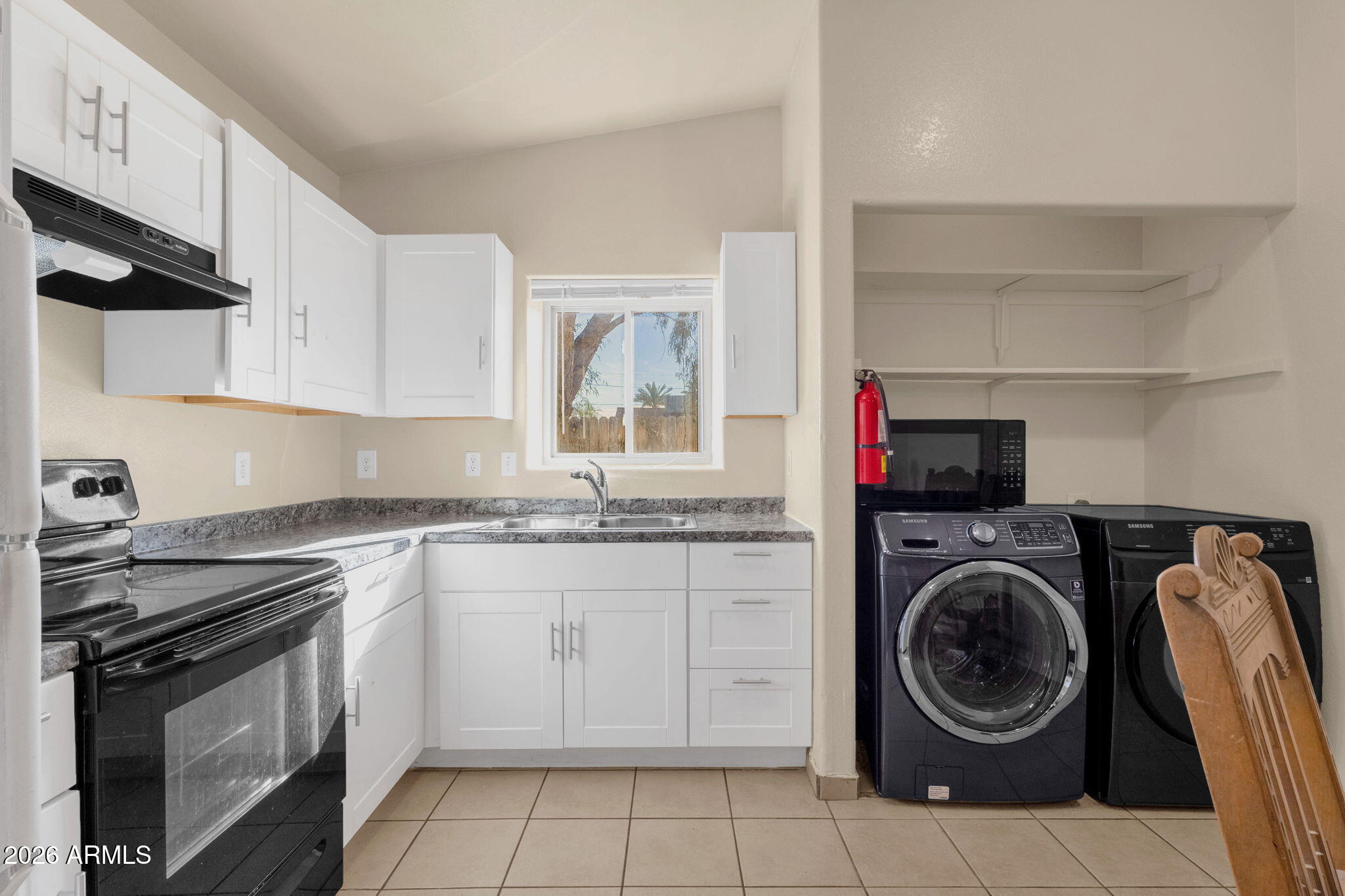 1121 N 25TH Place