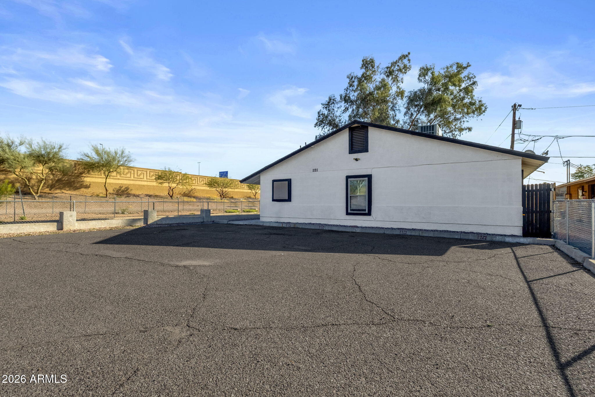 1121 N 25TH Place