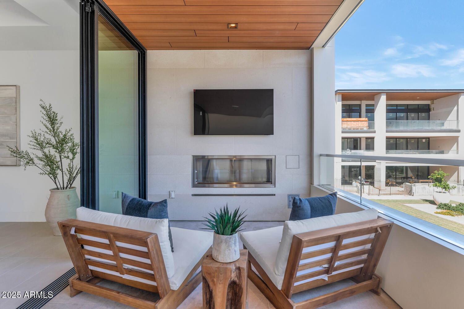 6587 N PALMERAIE Boulevard 2007