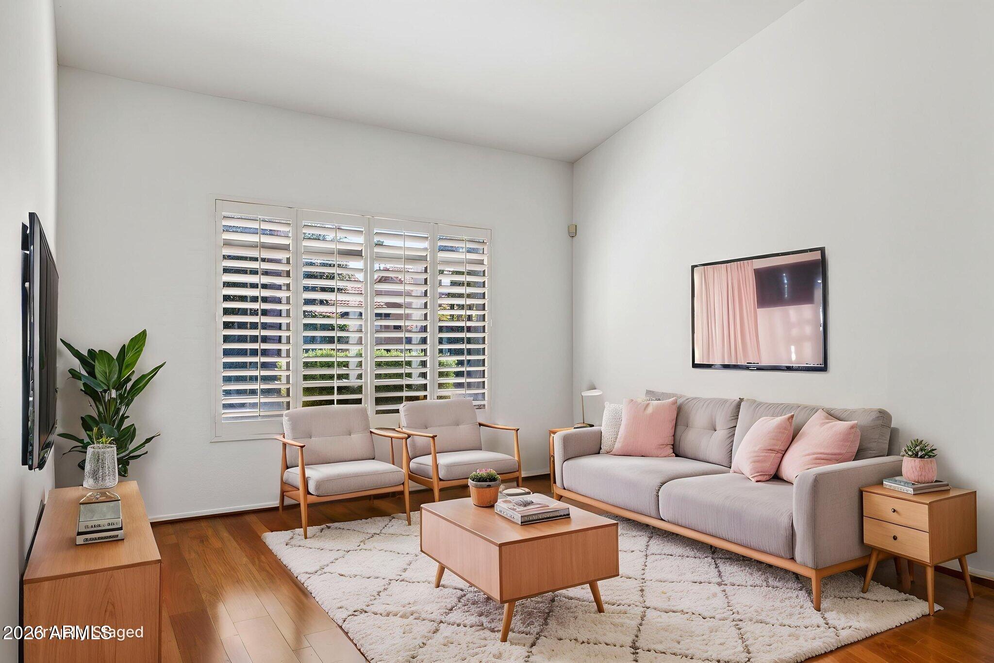 5637 E BEVERLY Lane