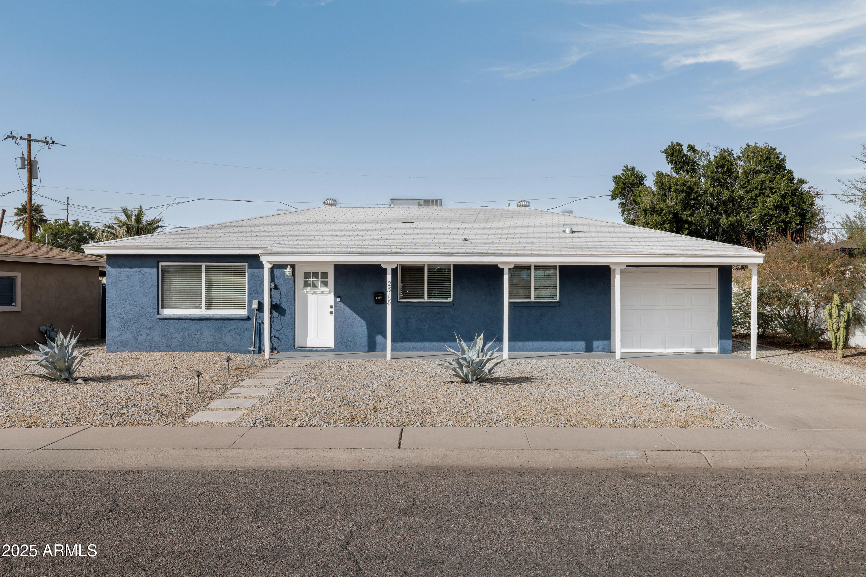 2318 W PINCHOT Avenue