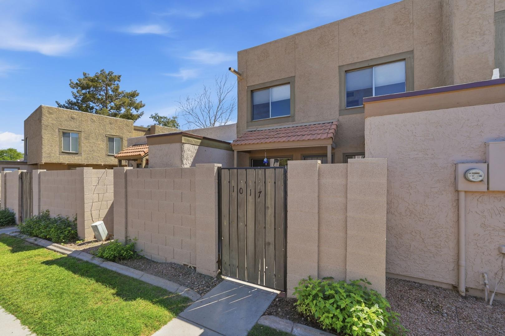 1017 E Redfield Road