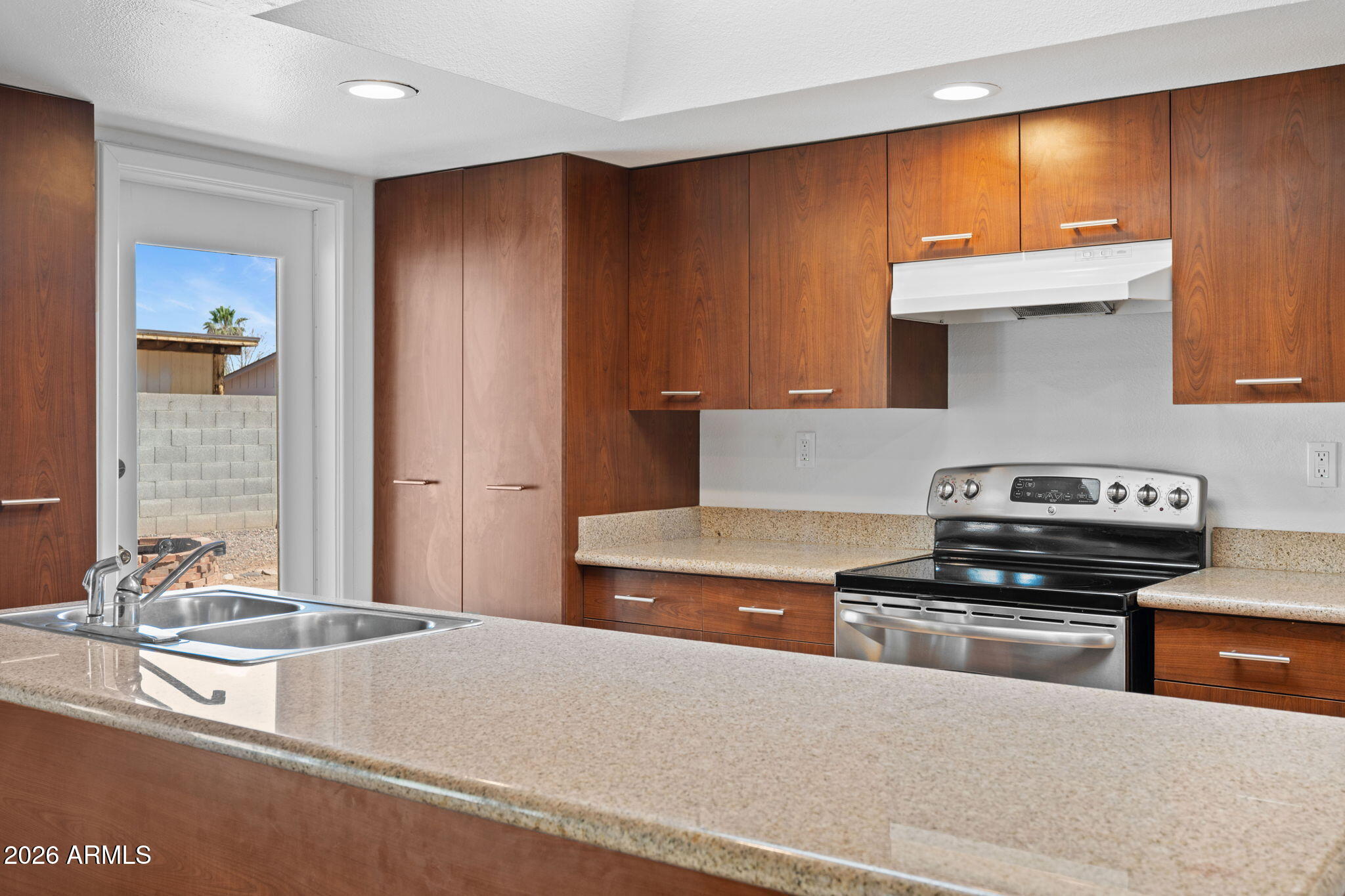 1664 E DEL RIO Drive