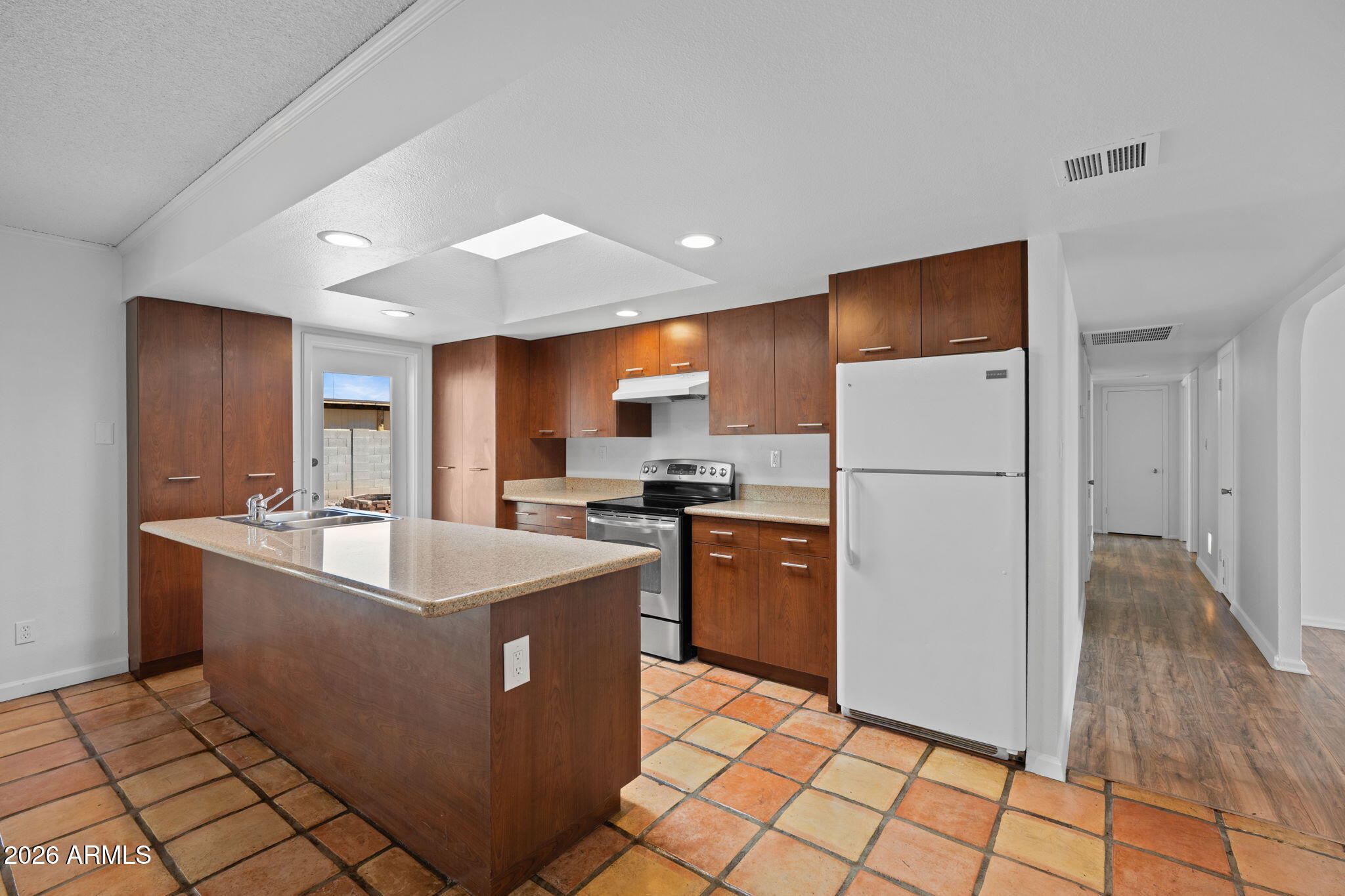 1664 E DEL RIO Drive