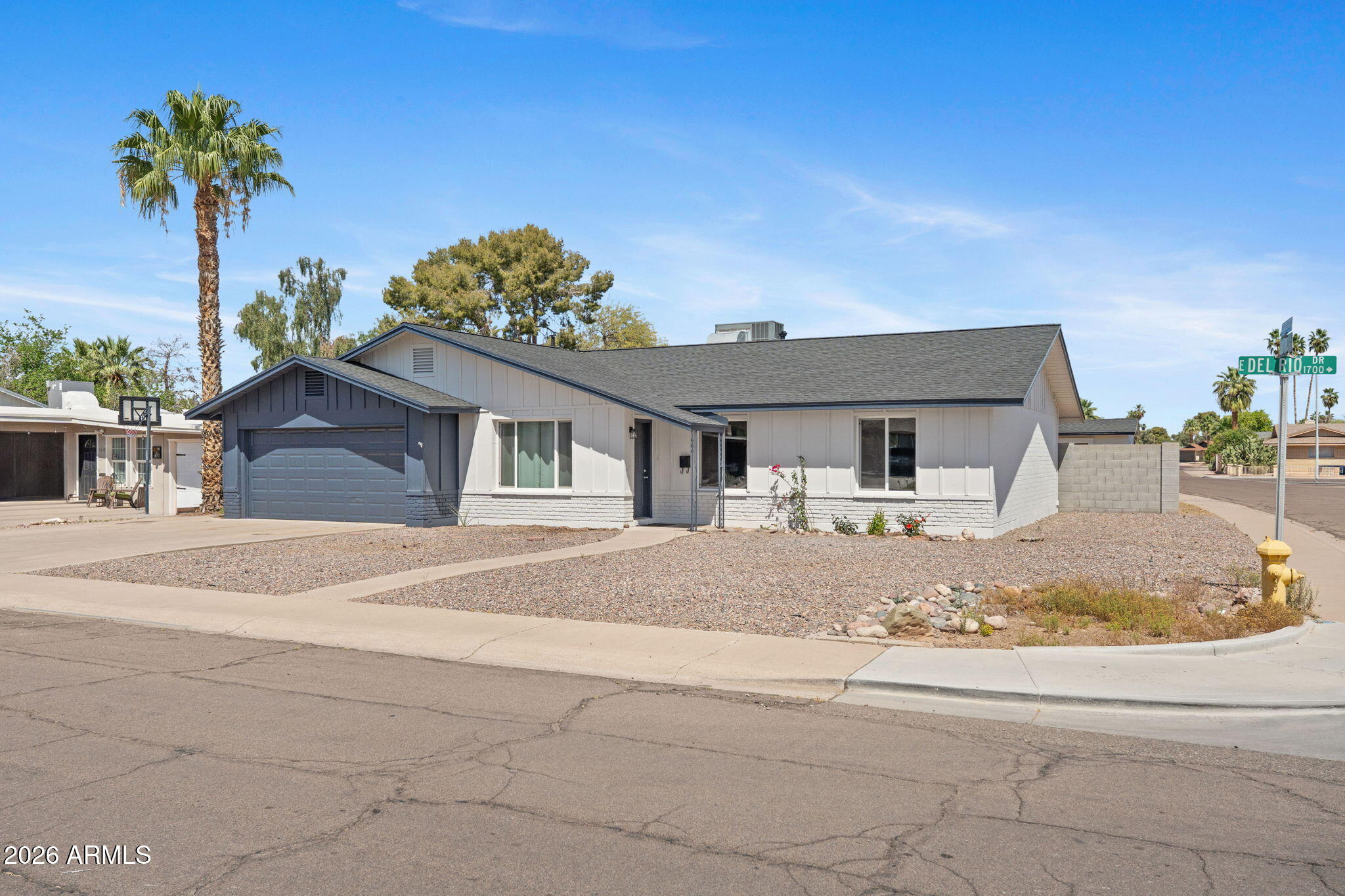 1664 E DEL RIO Drive