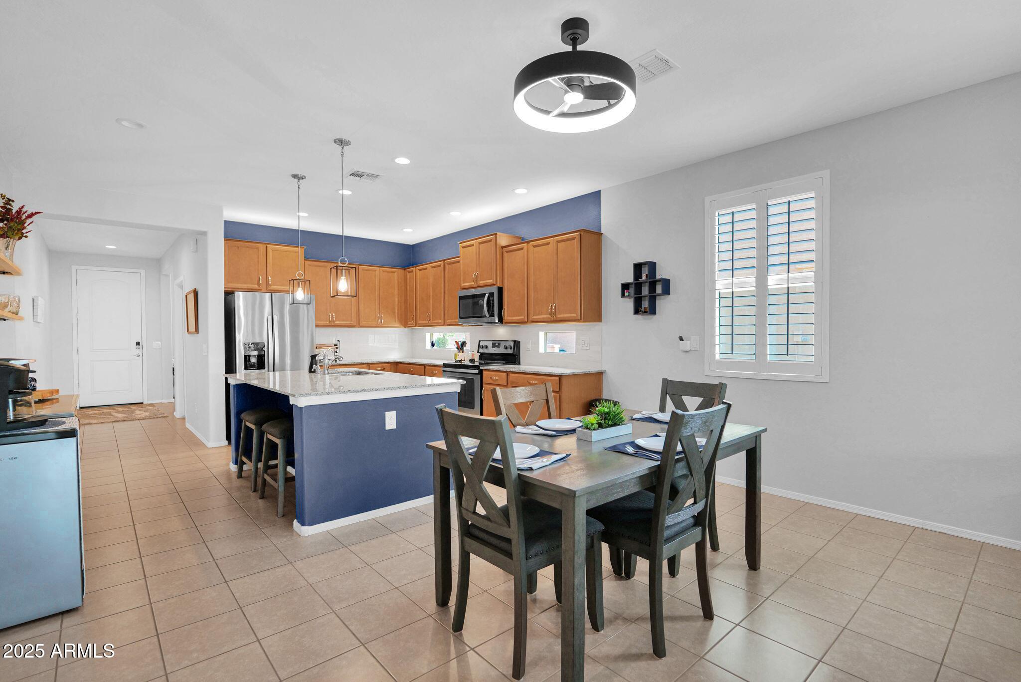 455 N RAINBOW Way