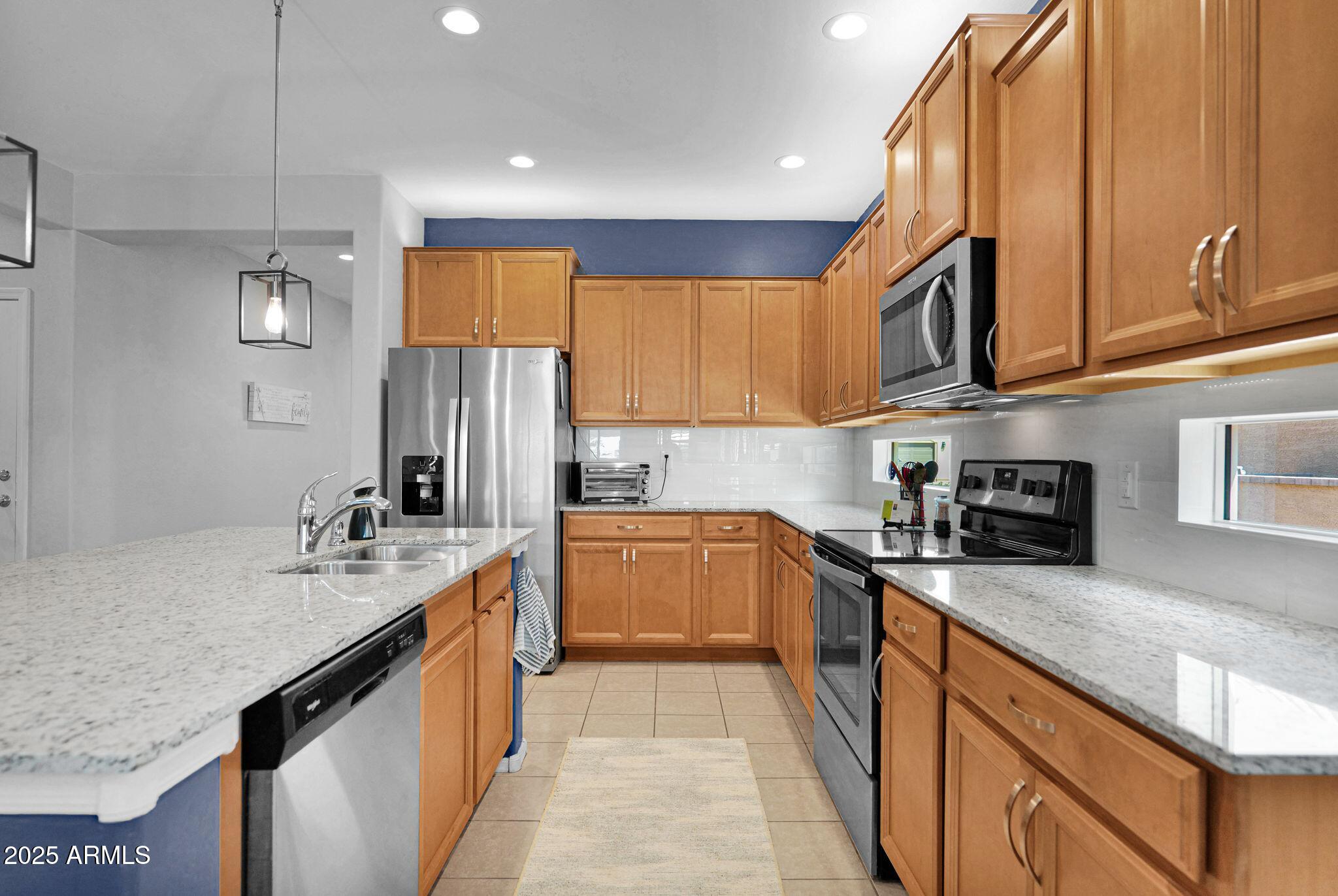 455 N RAINBOW Way