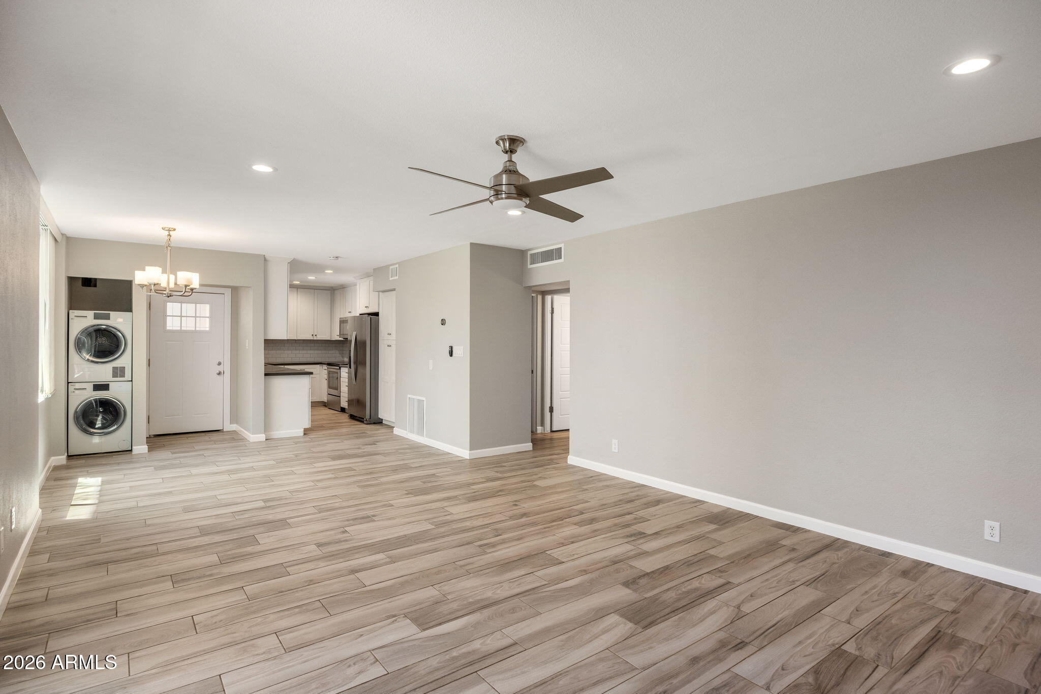 102 W MARYLAND Avenue E1