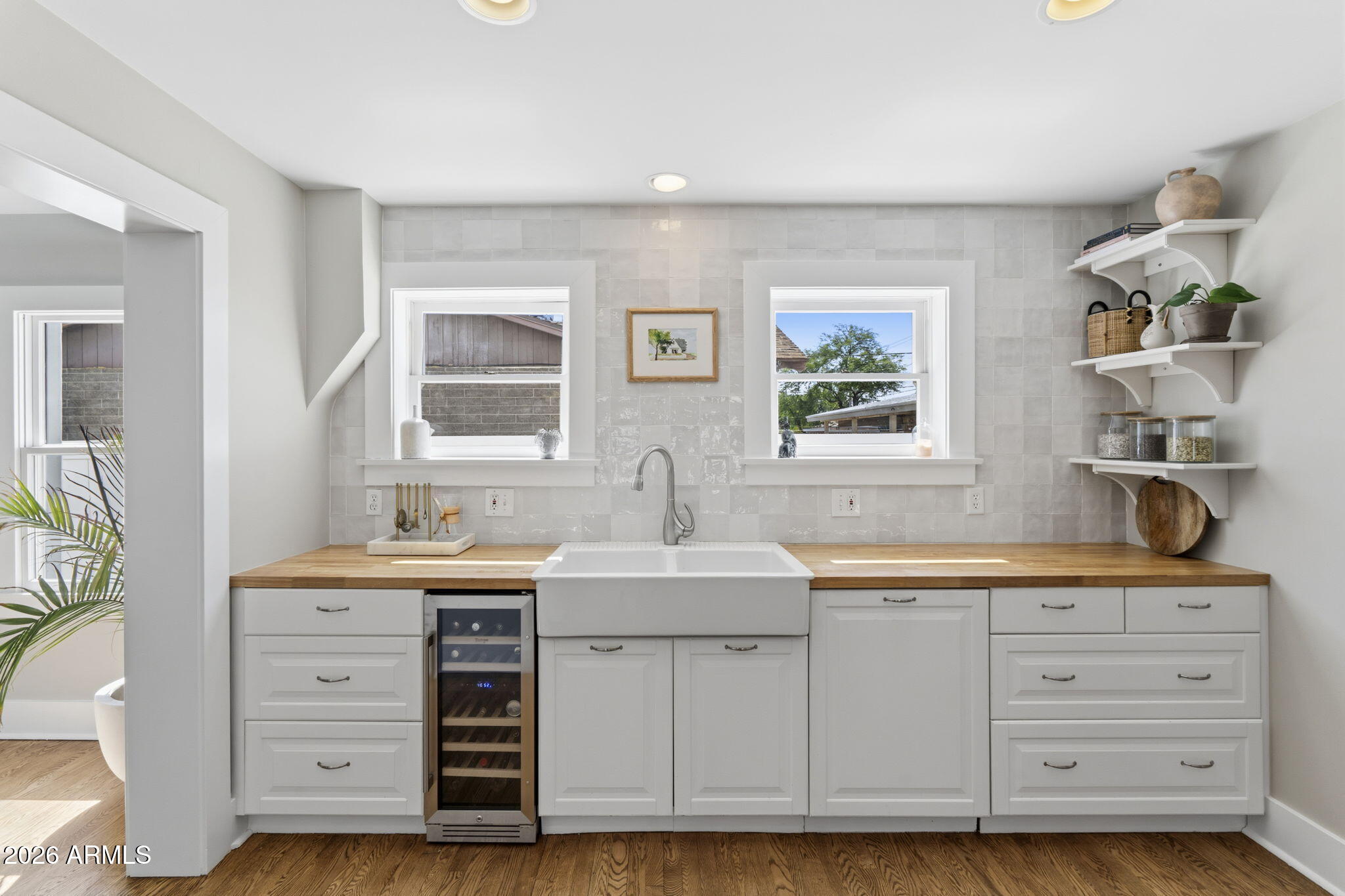 84 W LEWIS Avenue