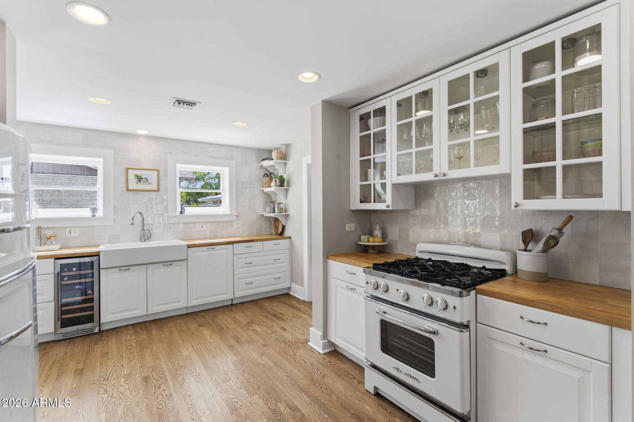 84 W LEWIS Avenue