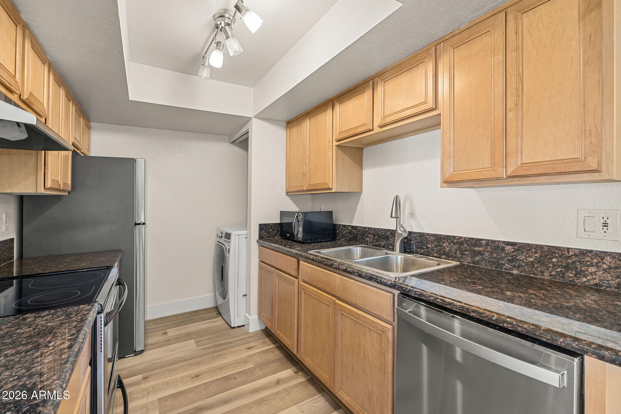 740 W ELM Street 207