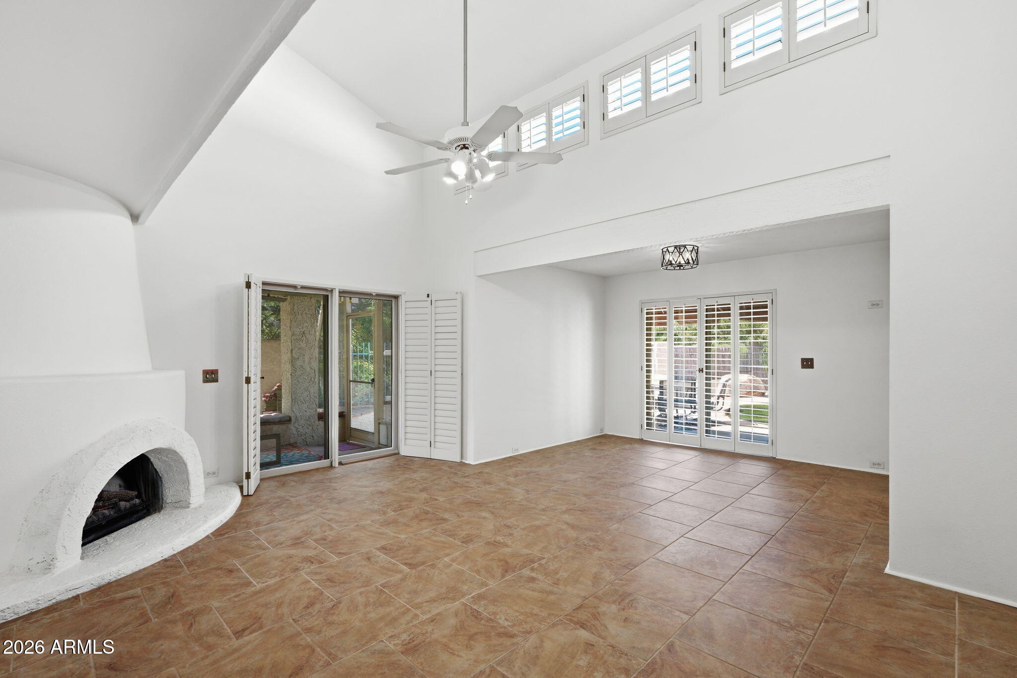 1915 E LINGER Lane
