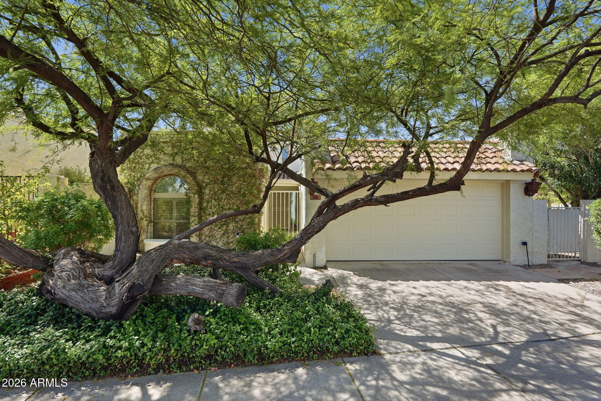 1915 E LINGER Lane