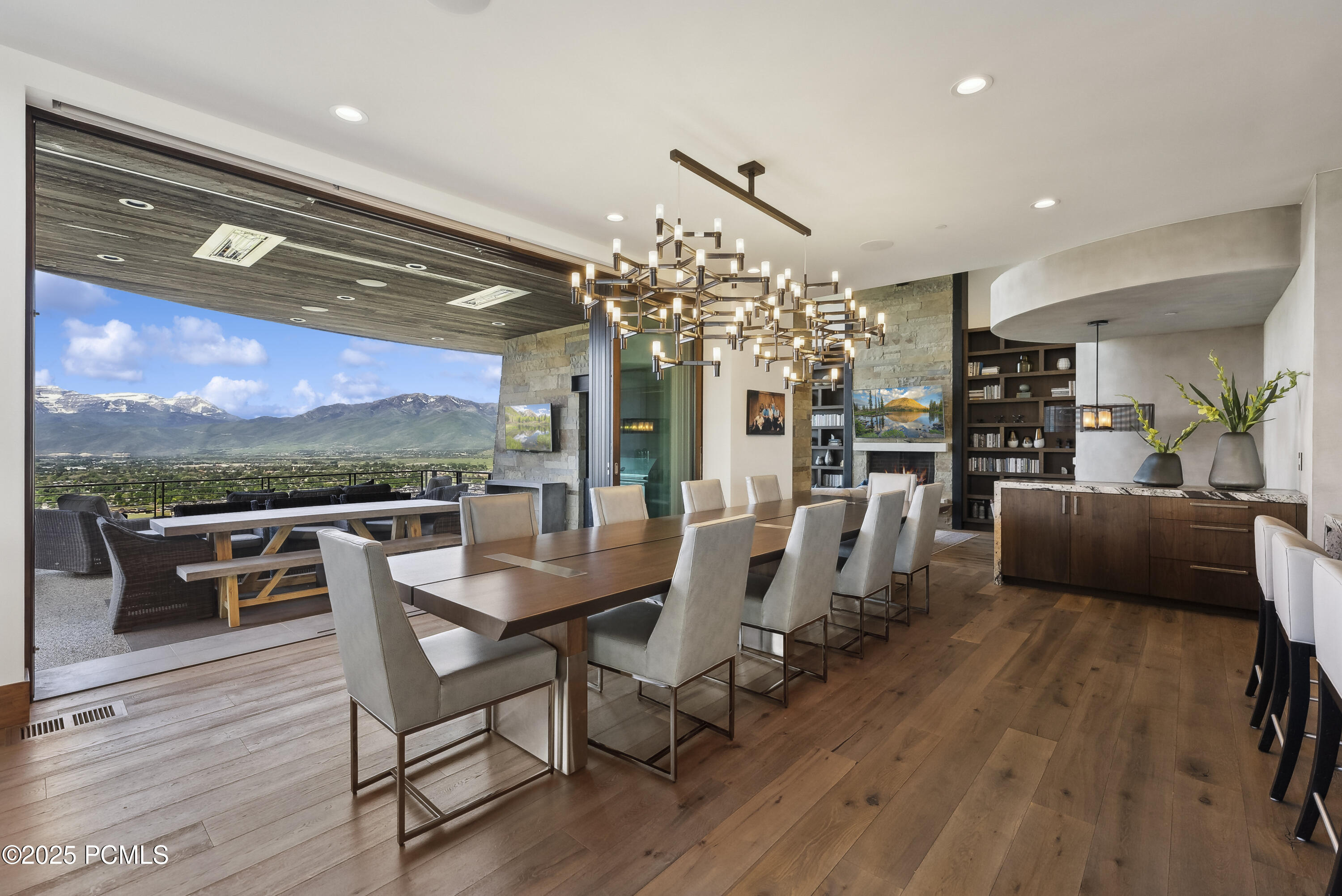 831 N Explorer Peak Drive