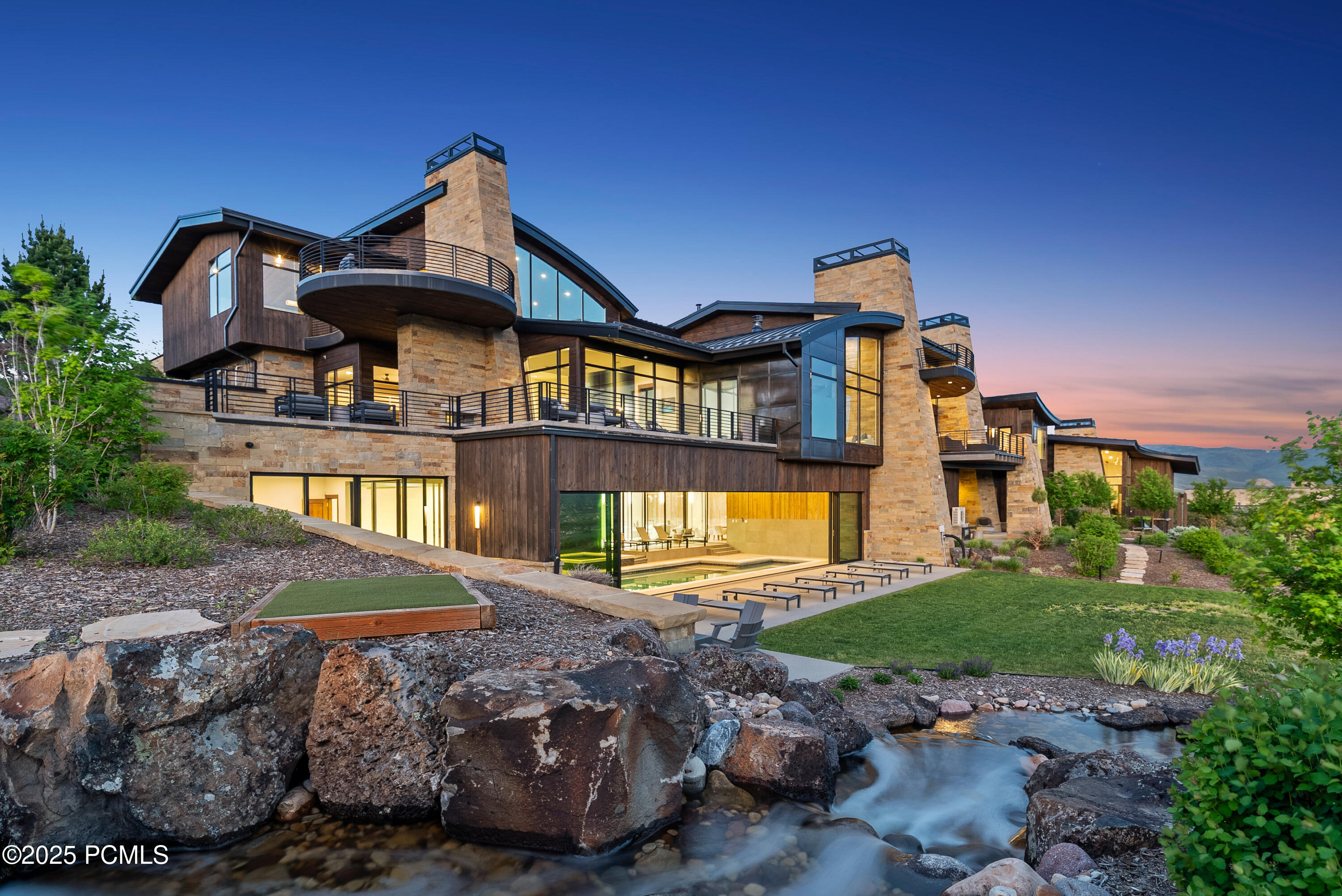 831 N Explorer Peak Drive