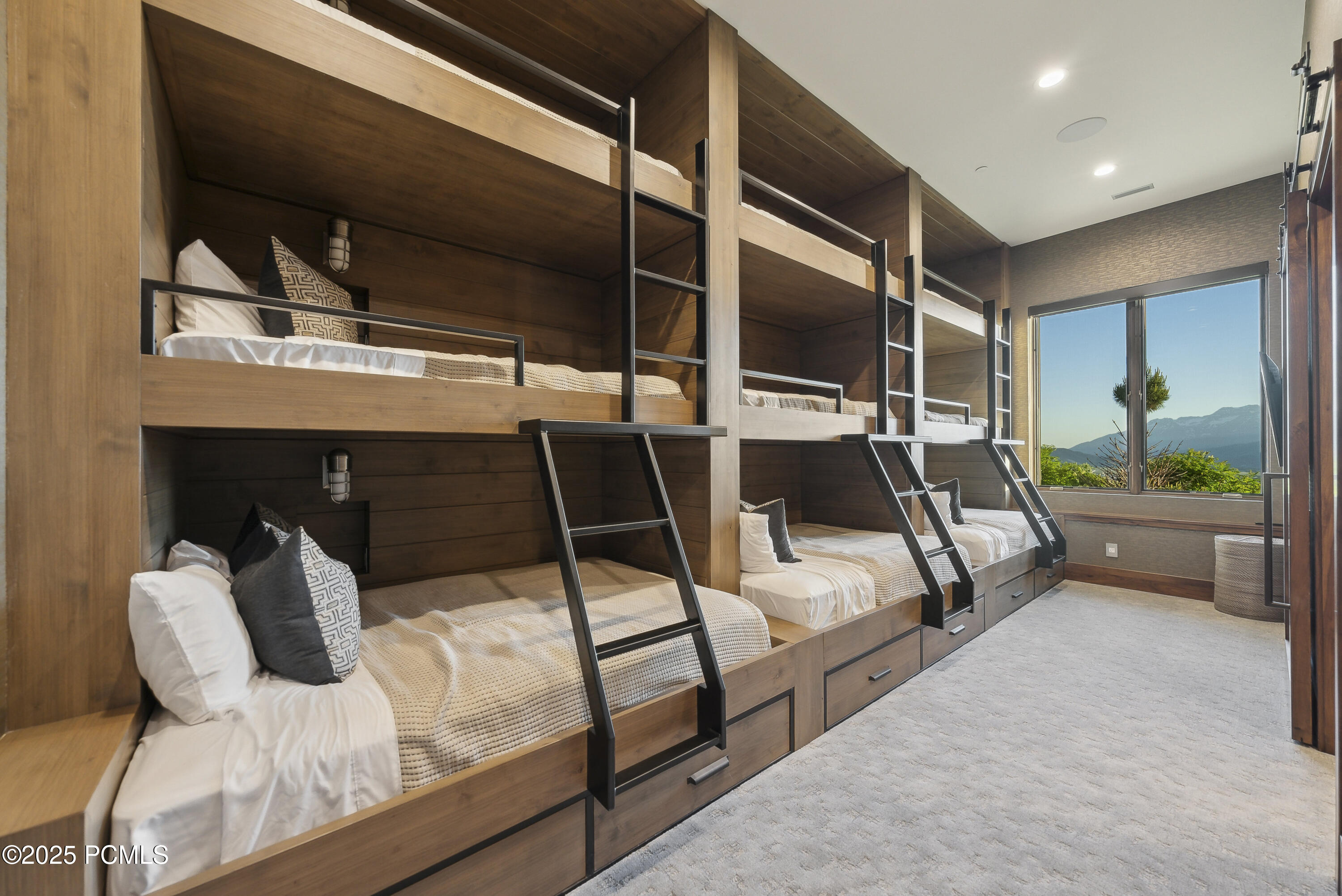 831 N Explorer Peak Drive