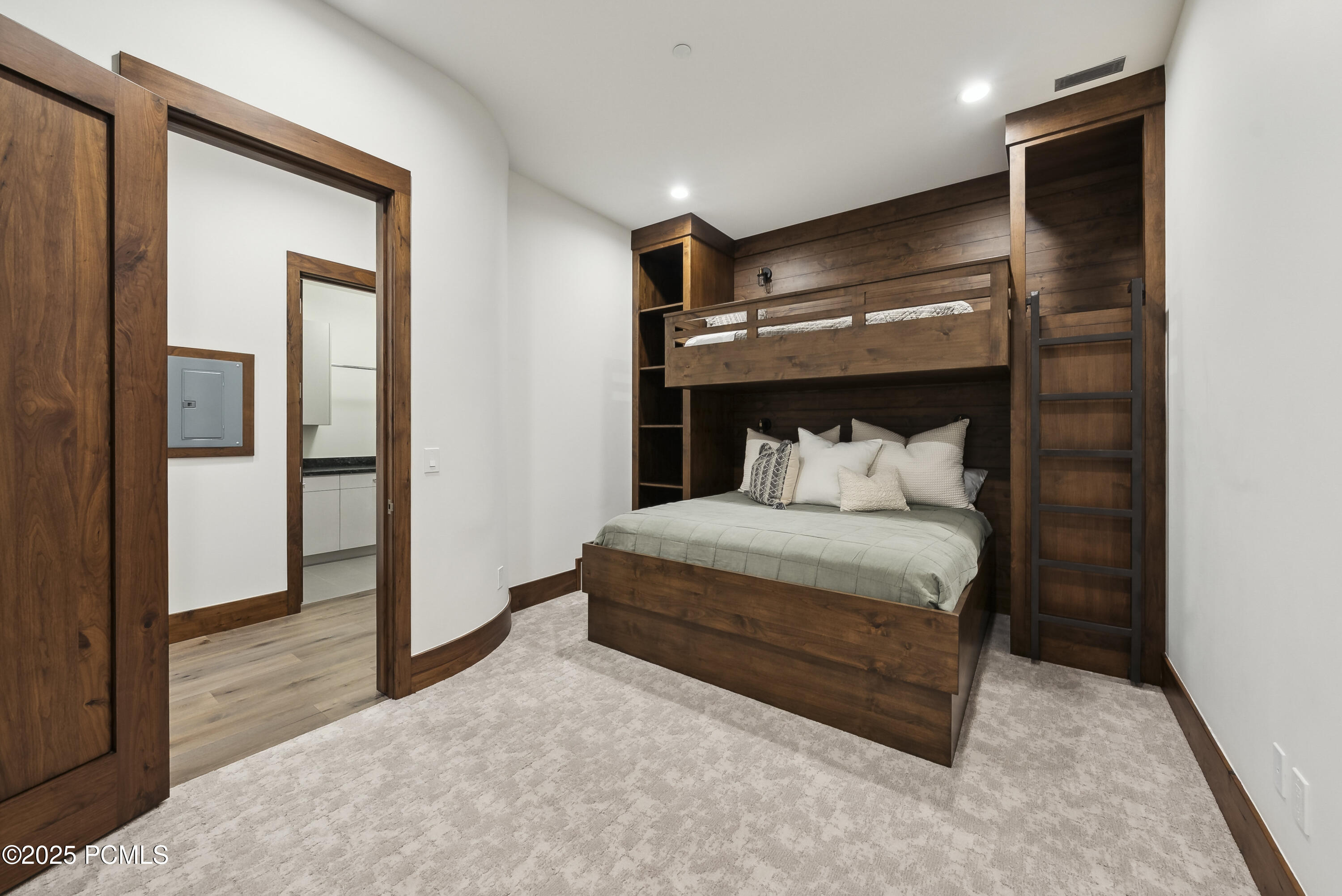 831 N Explorer Peak Drive