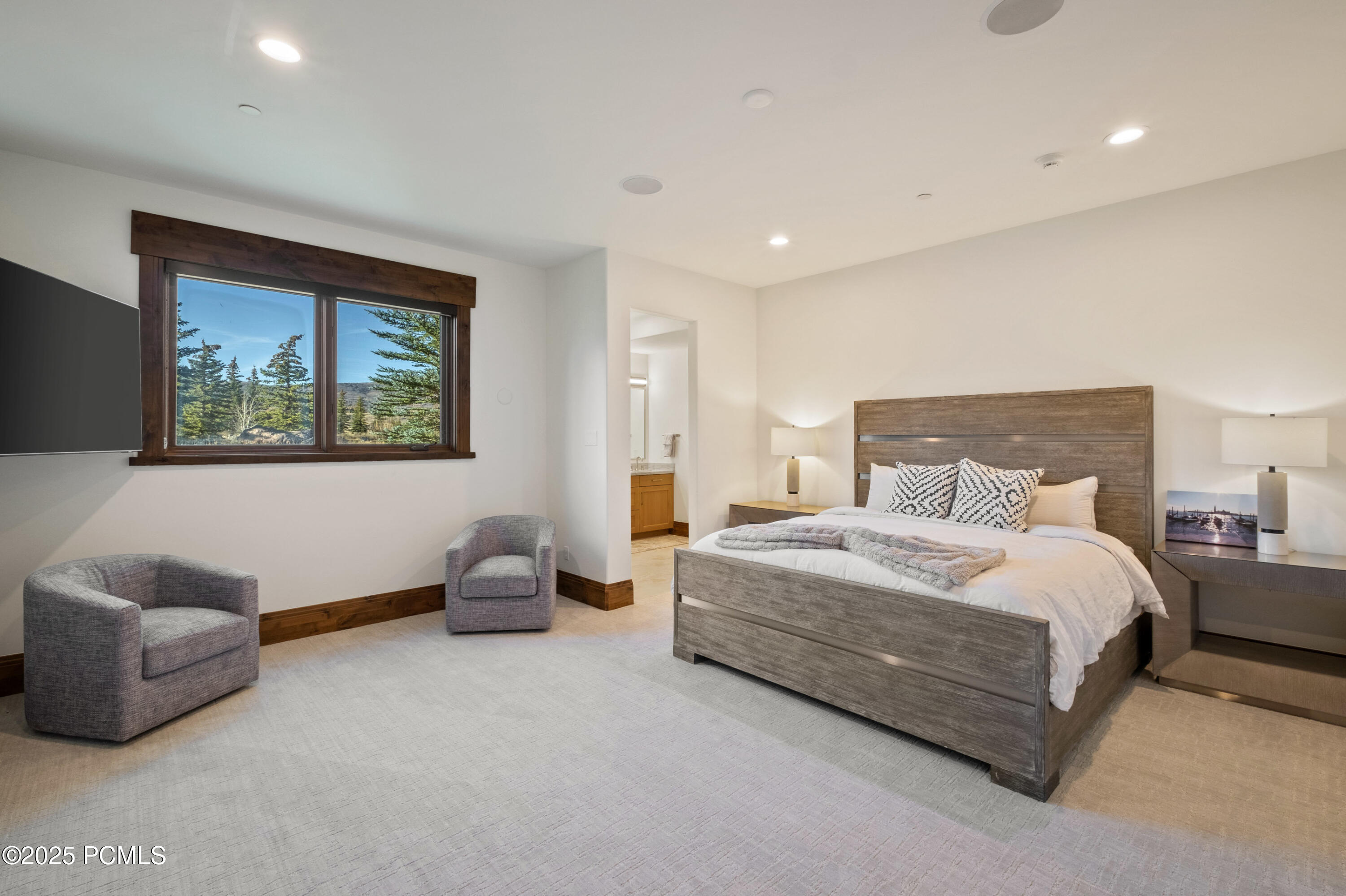 685 Hollyhock Street