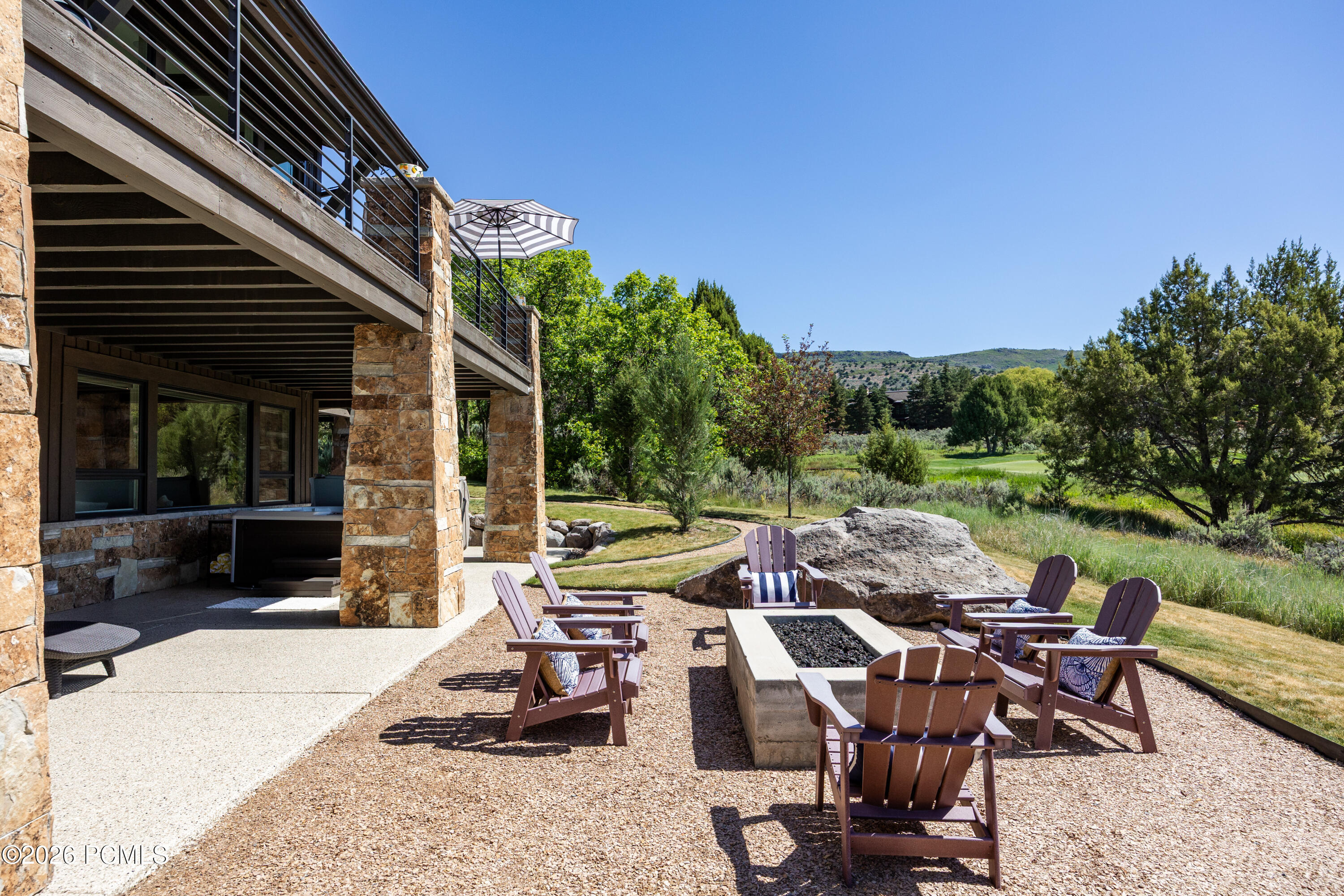 686 N Red Mountain Court