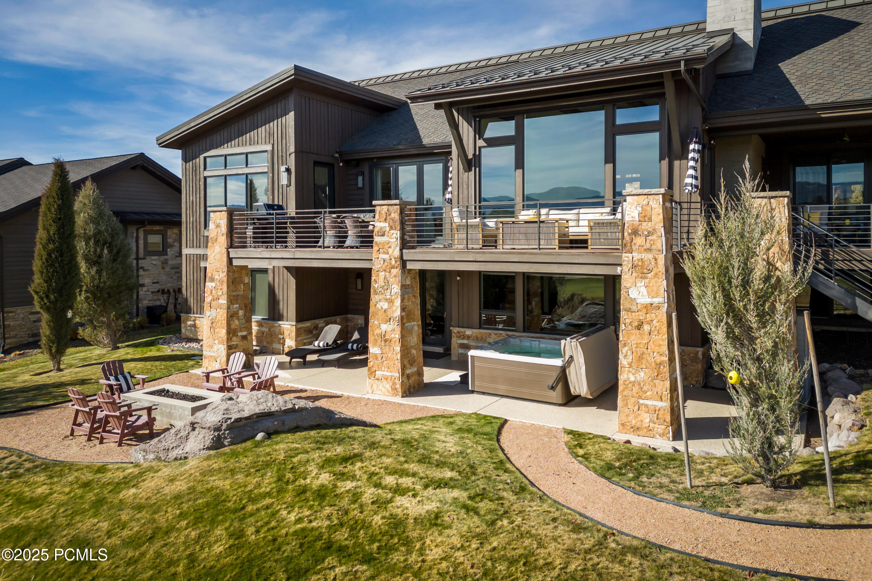 686 N Red Mountain Court
