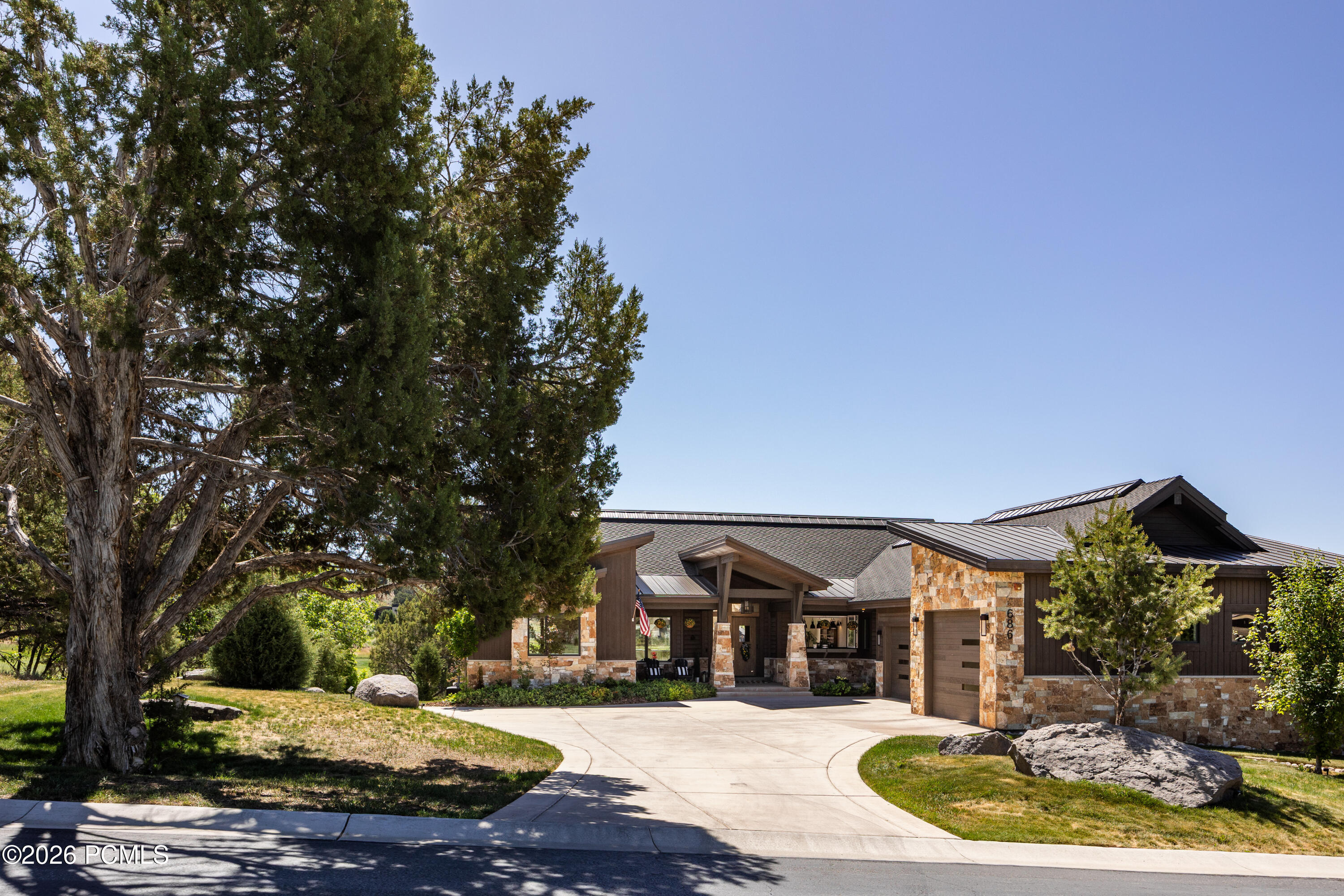 686 N Red Mountain Court