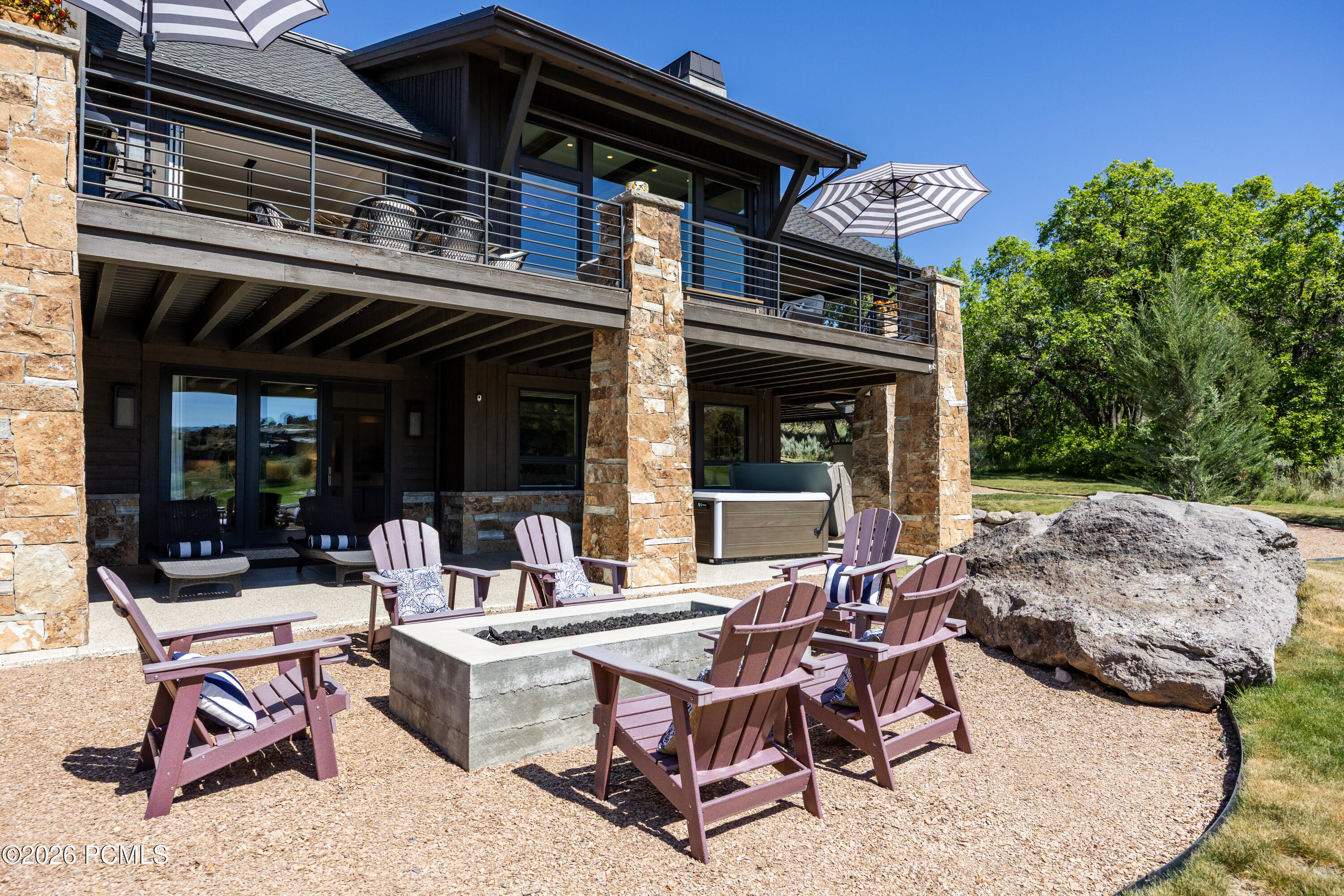 686 N Red Mountain Court