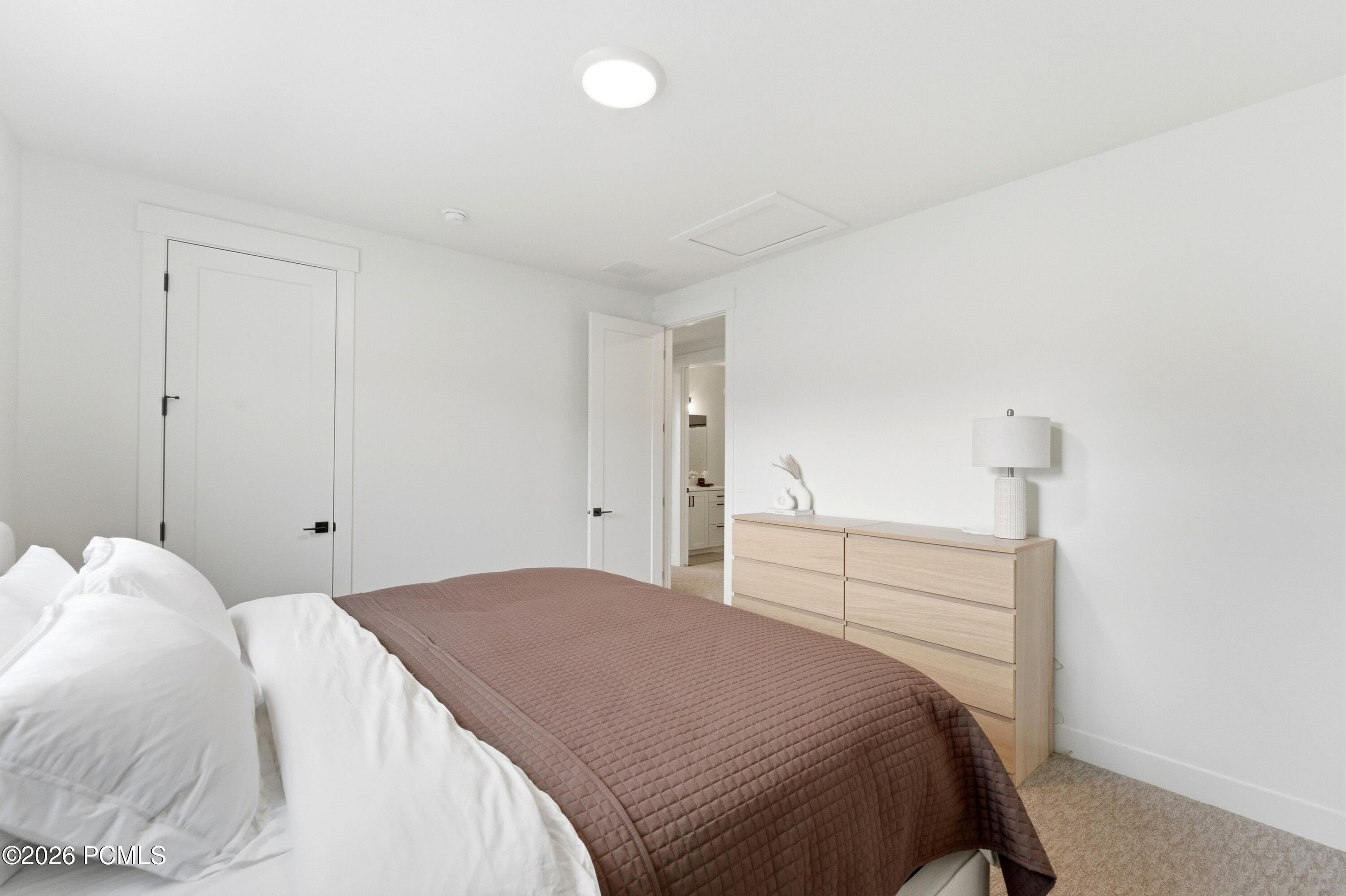 8569 S Round Stone Cove