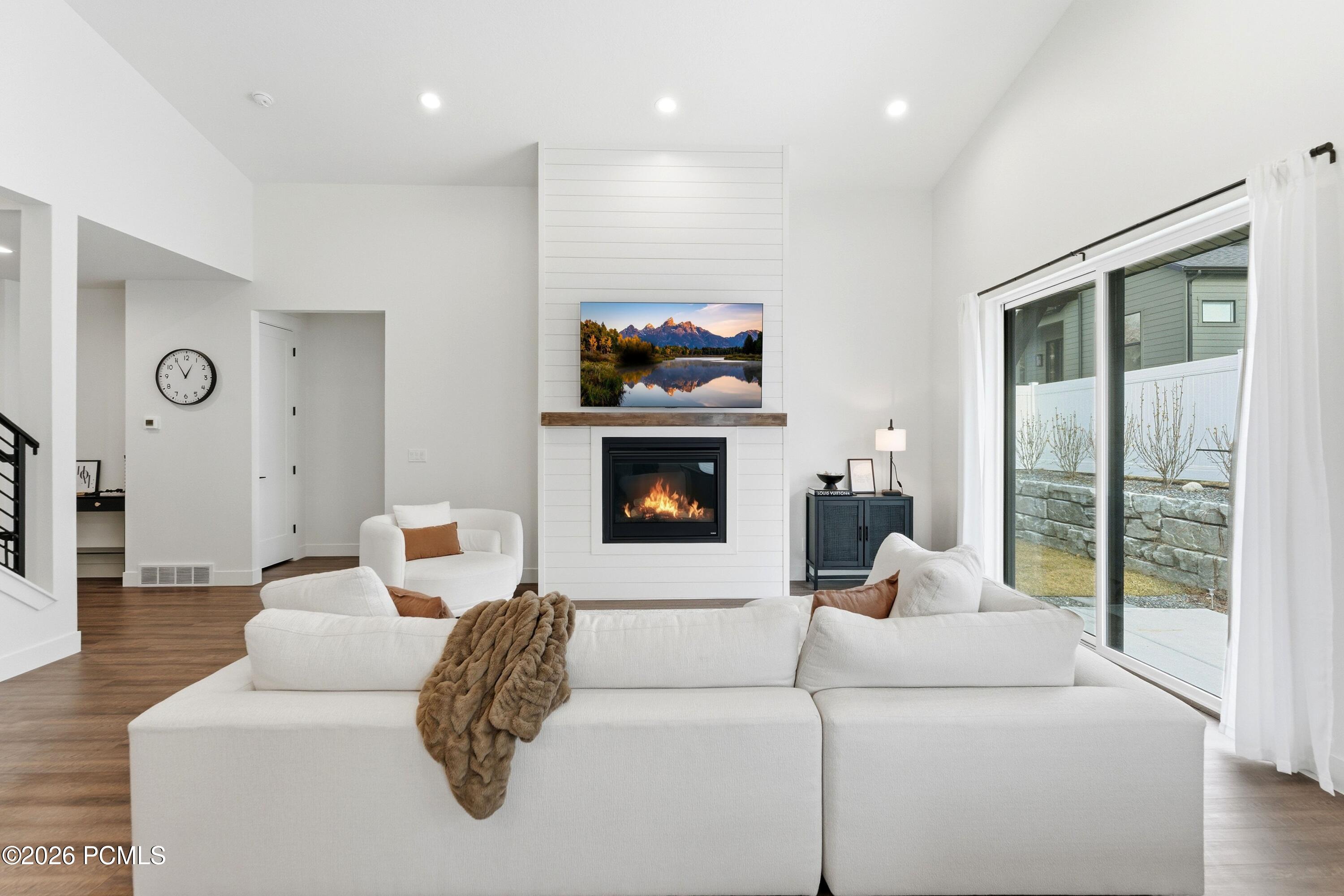 8569 S Round Stone Cove