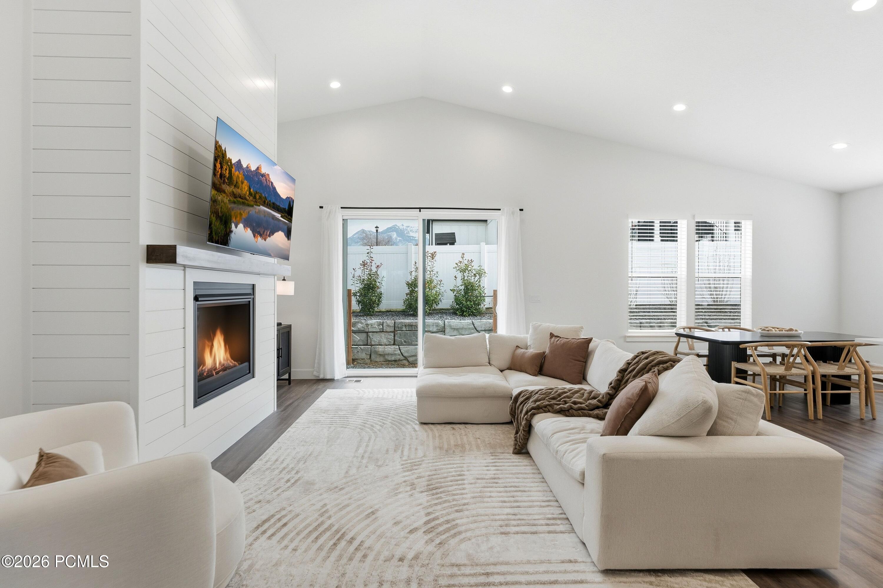 8569 S Round Stone Cove