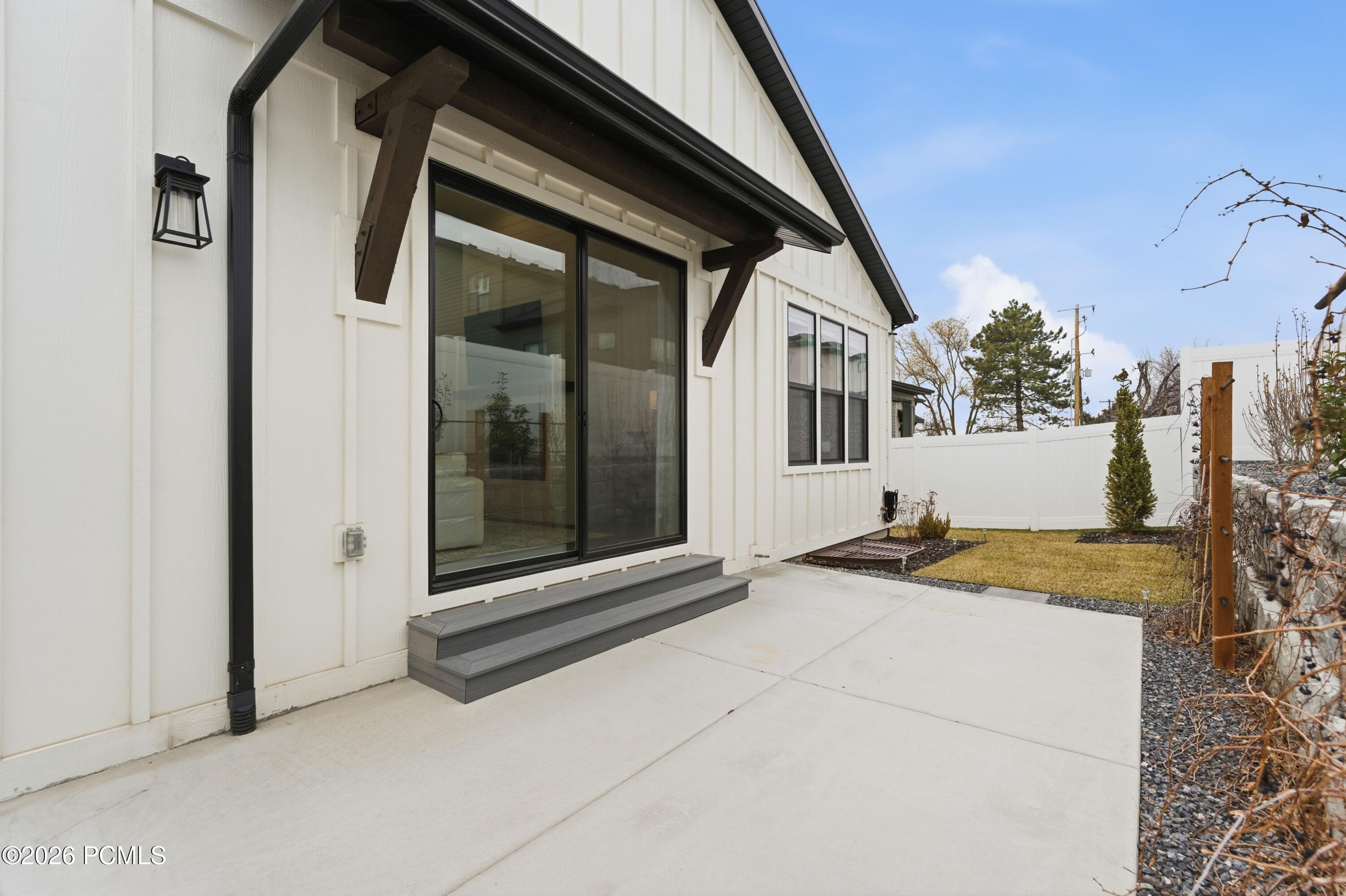 8569 S Round Stone Cove