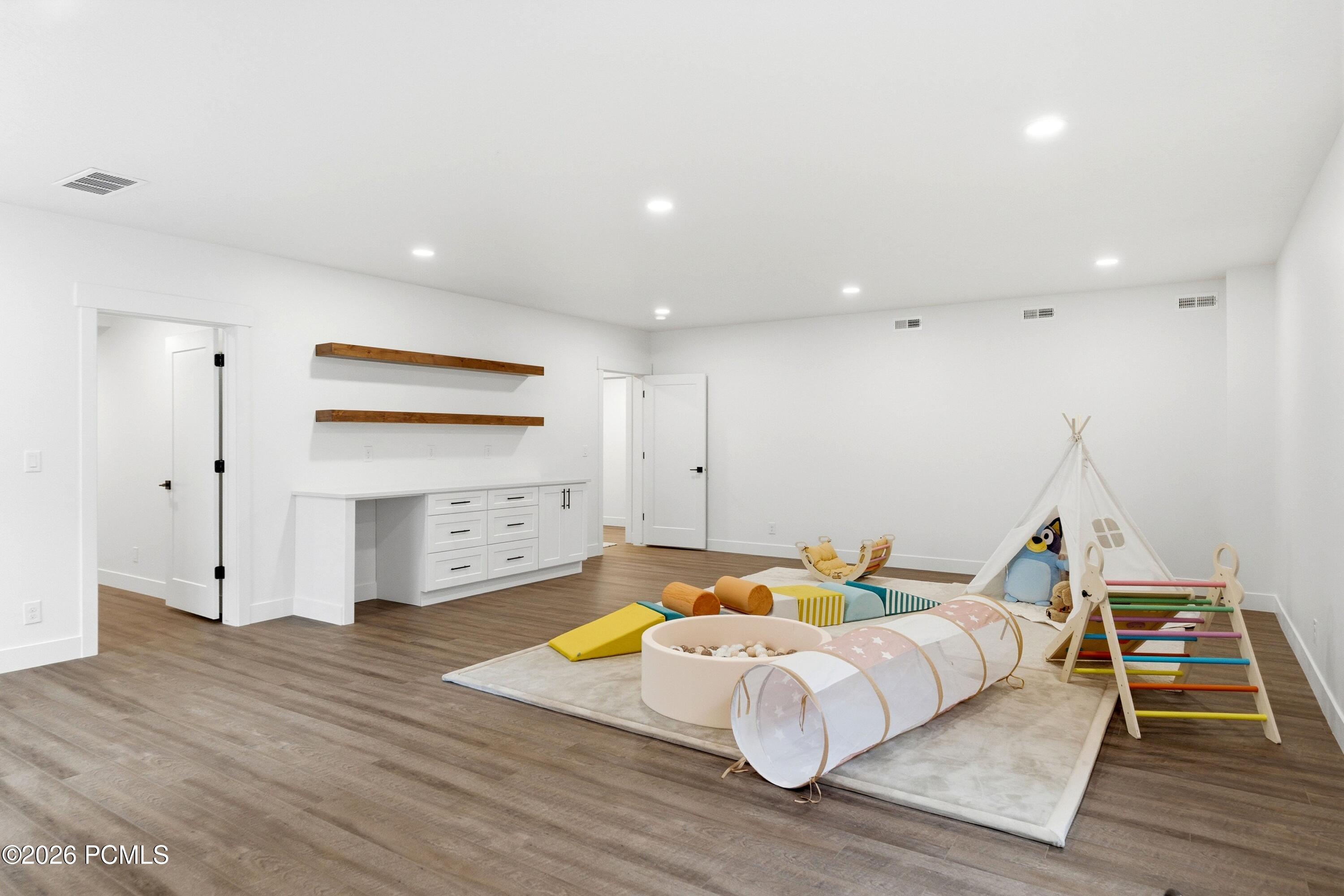 8569 S Round Stone Cove