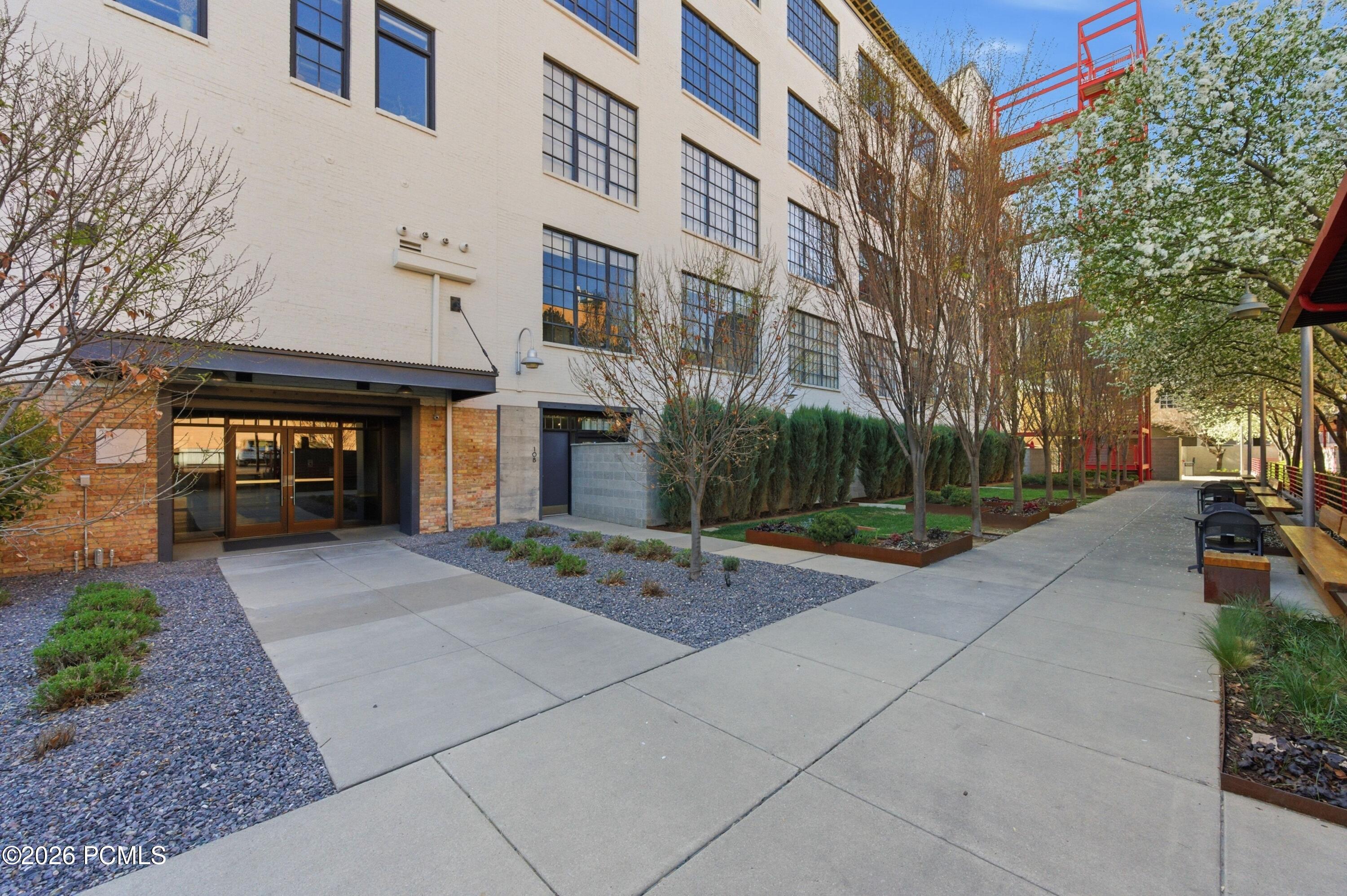 159 W 300 South 206