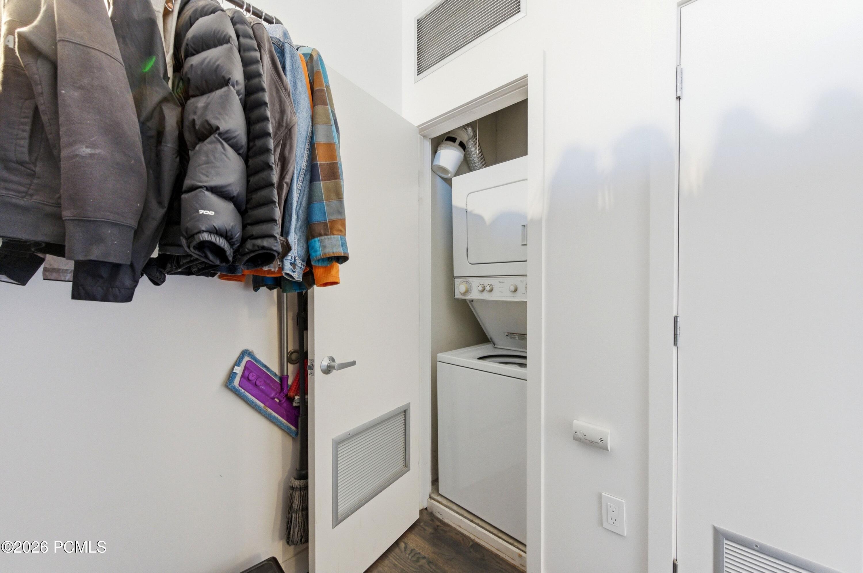 159 W 300 South 206