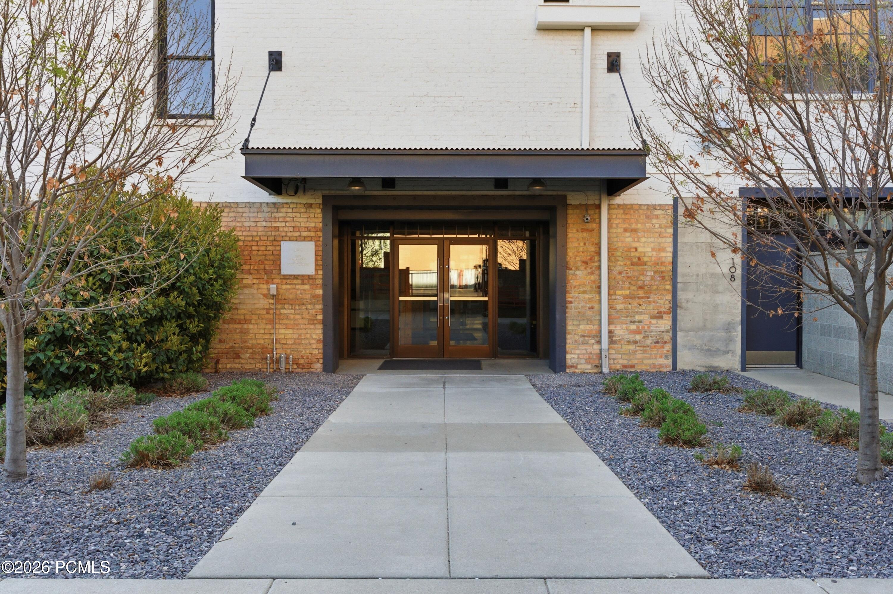 159 W 300 South 206