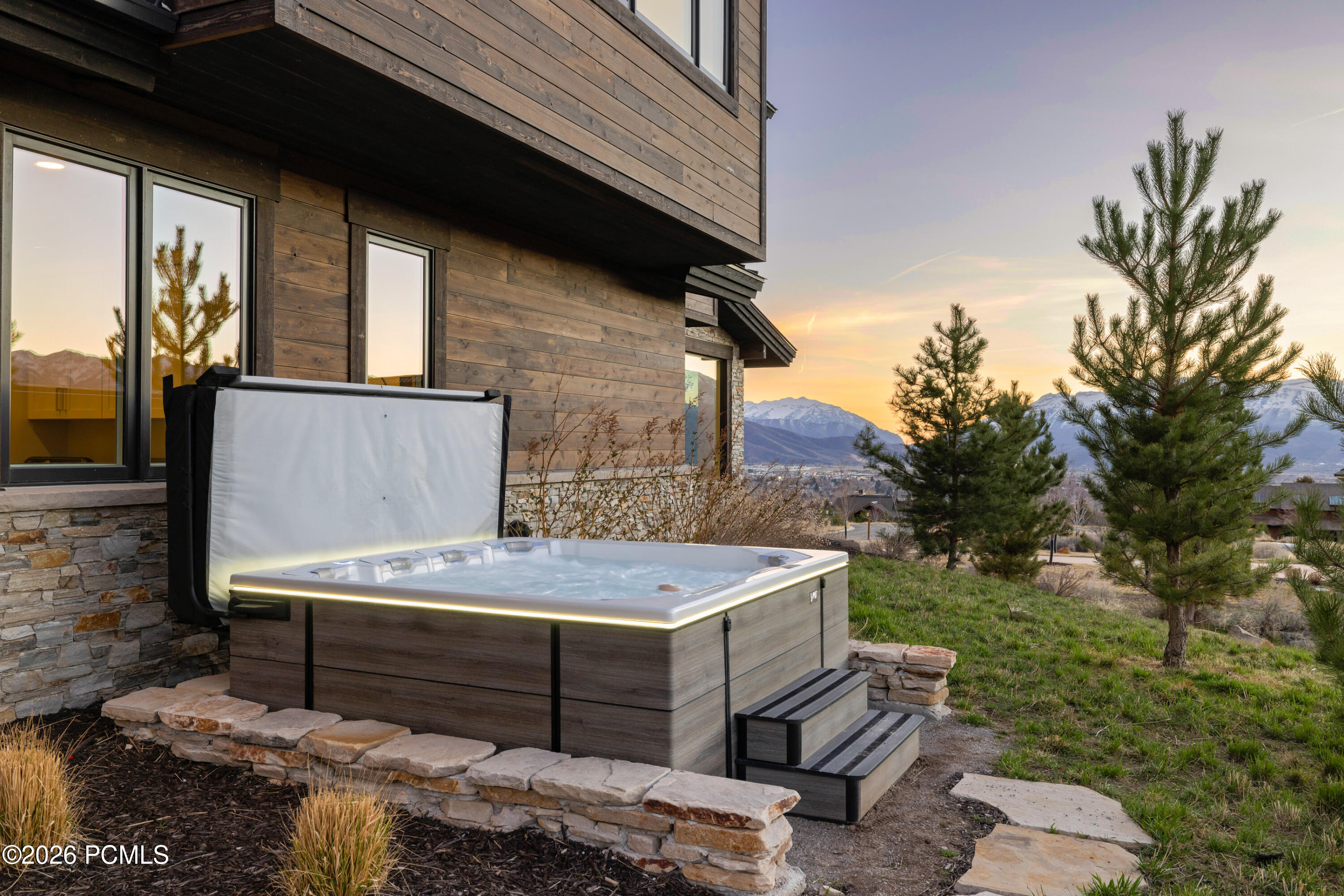 1353 N Lower Lookout Knoll Court