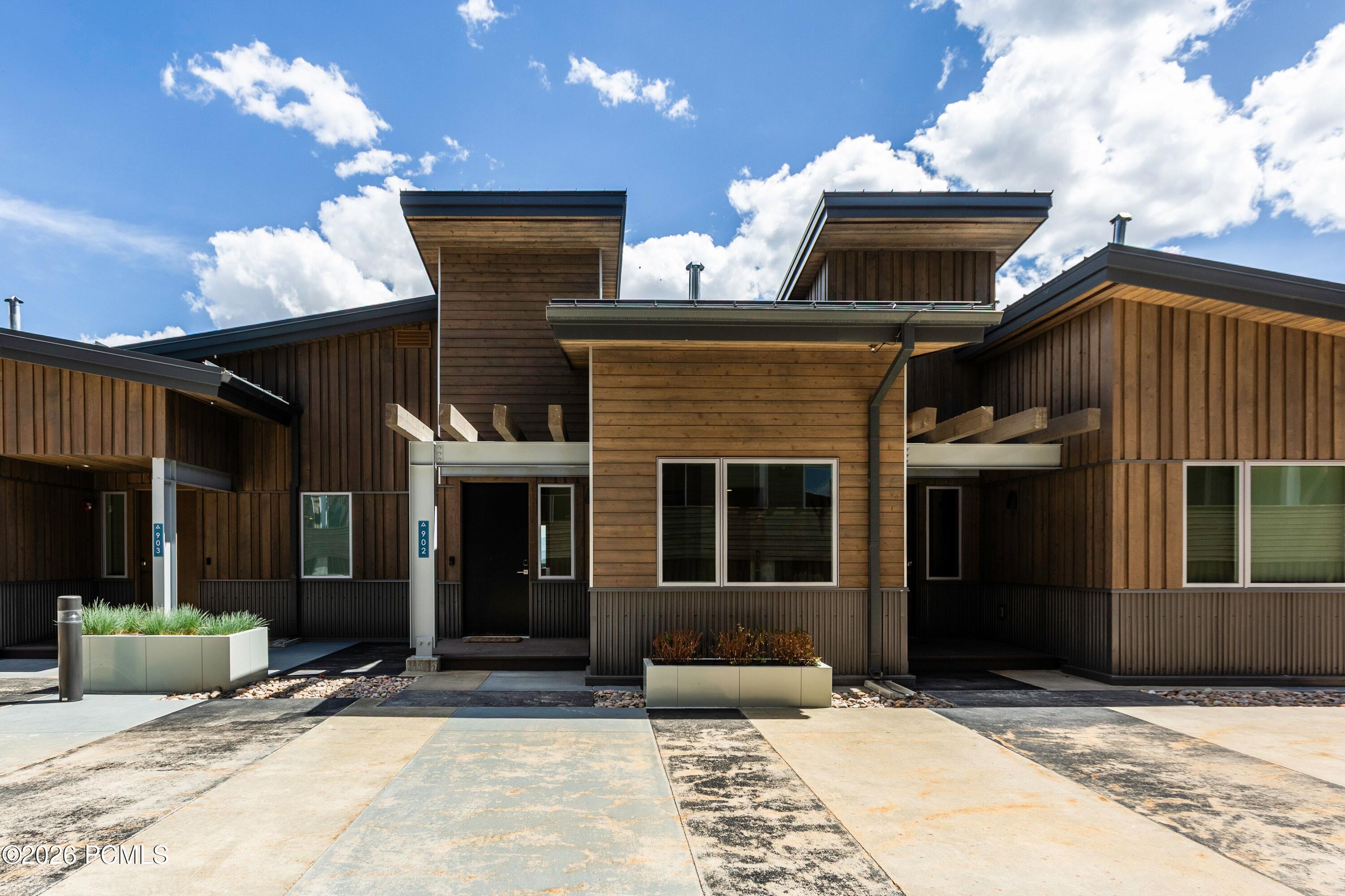 2752 W High Mountain Road 902