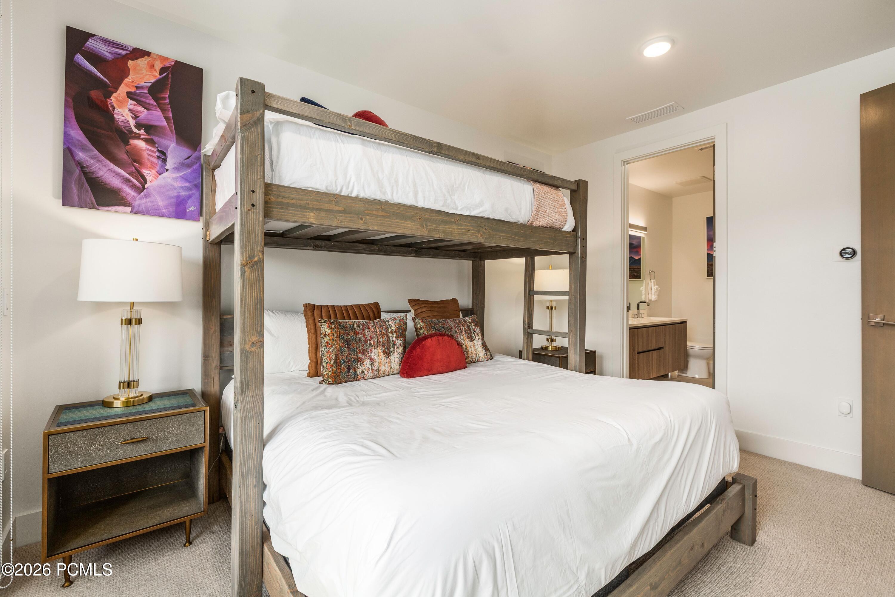 2752 W High Mountain Road 902