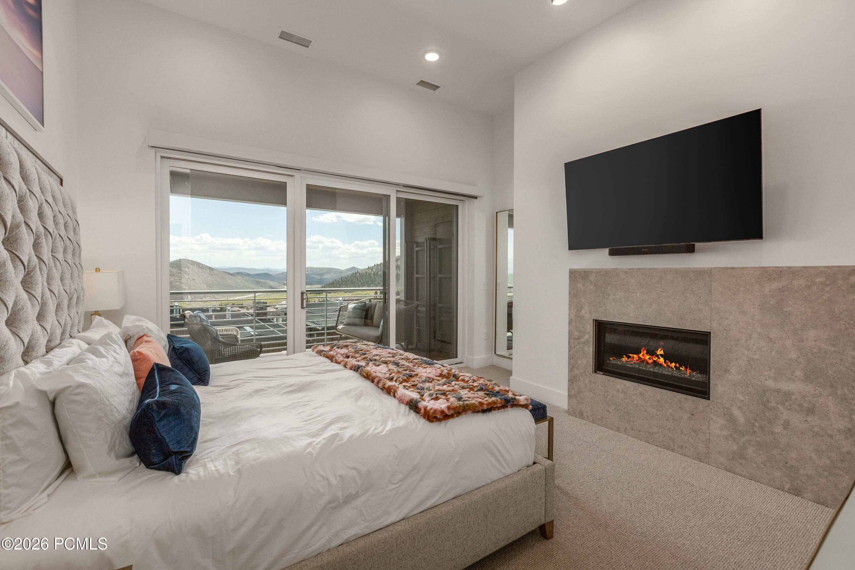 2752 W High Mountain Road 902