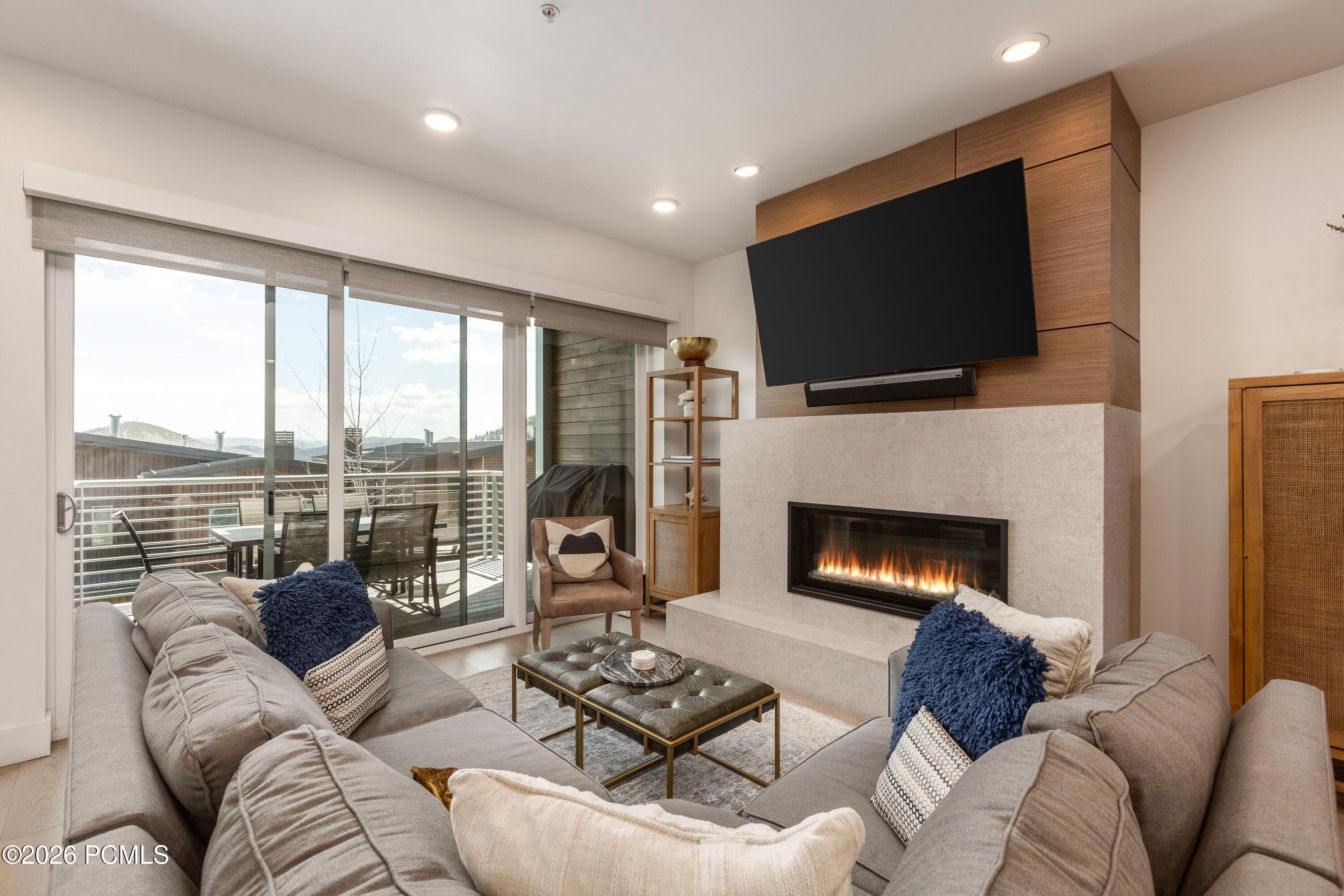 2752 W High Mountain Road 902