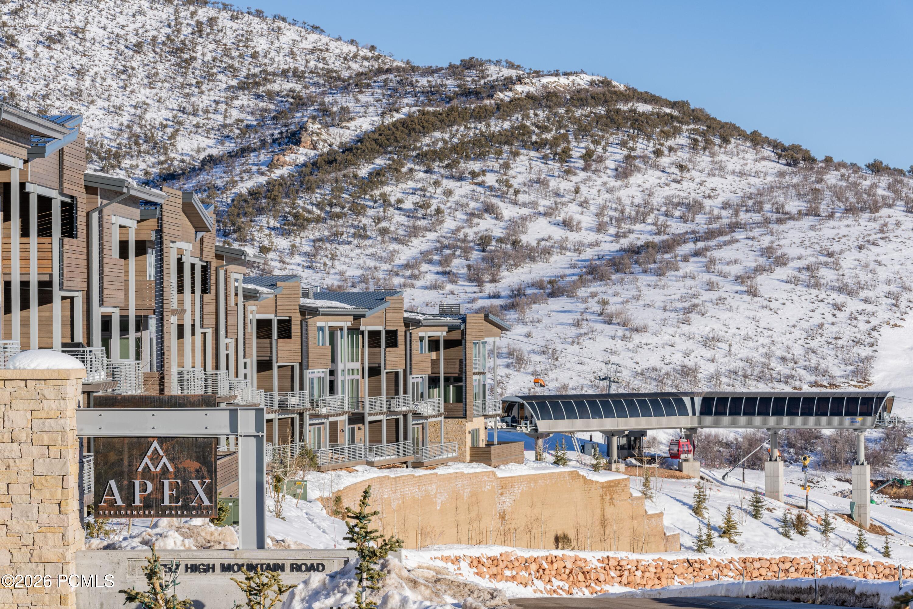 2752 W High Mountain Road 902