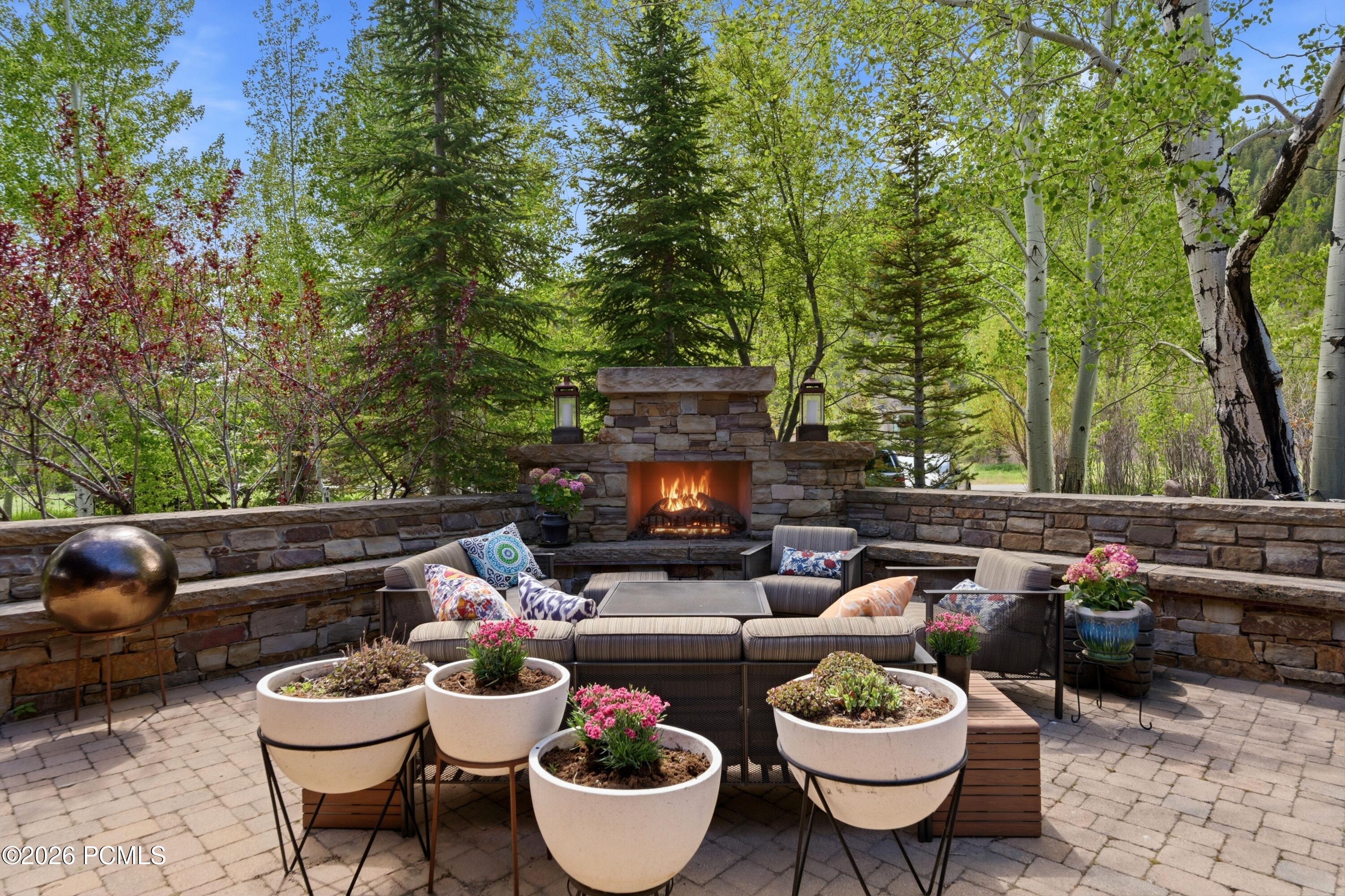 1042 W Quarry Mountain Lane