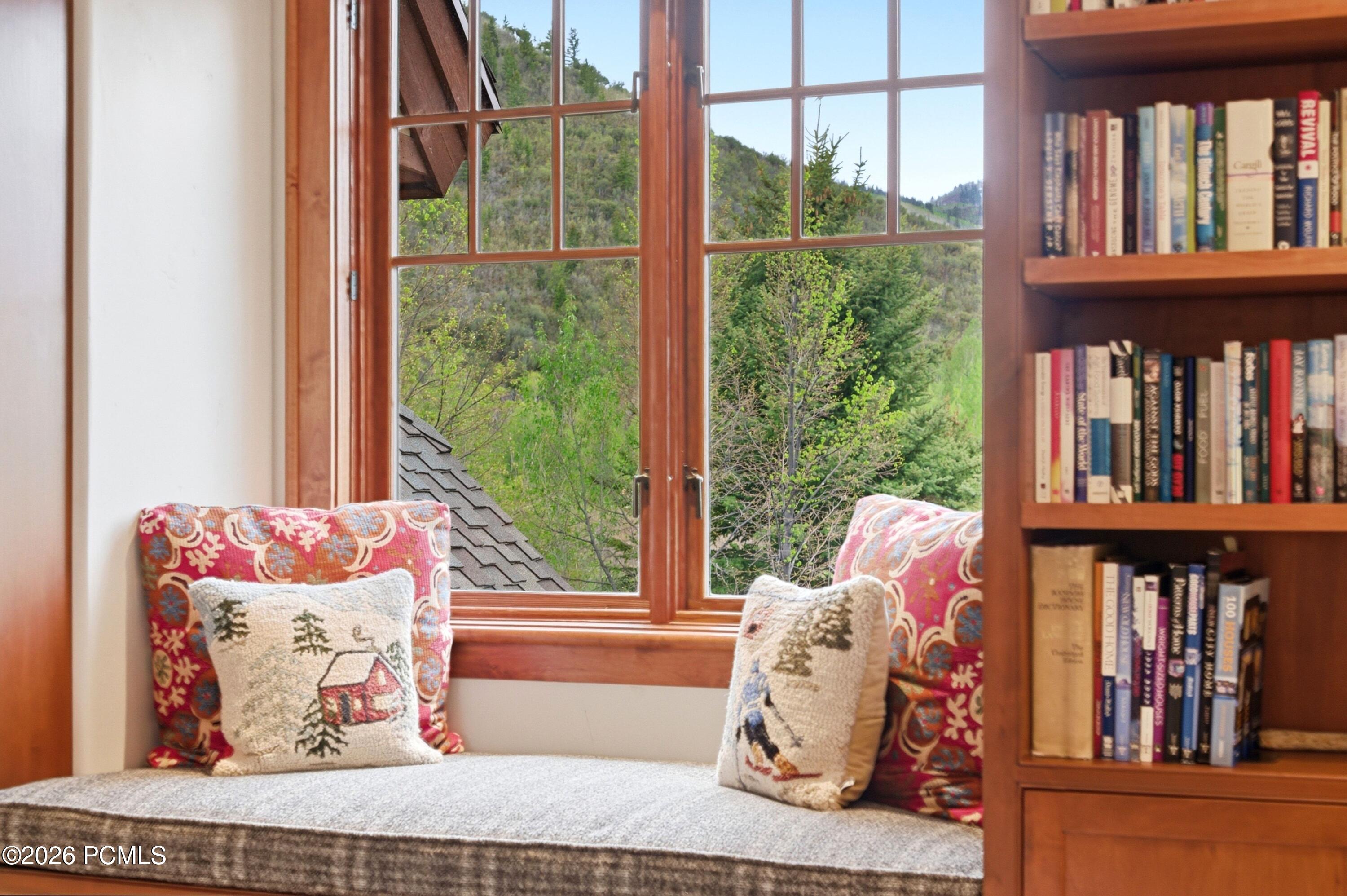 1042 W Quarry Mountain Lane