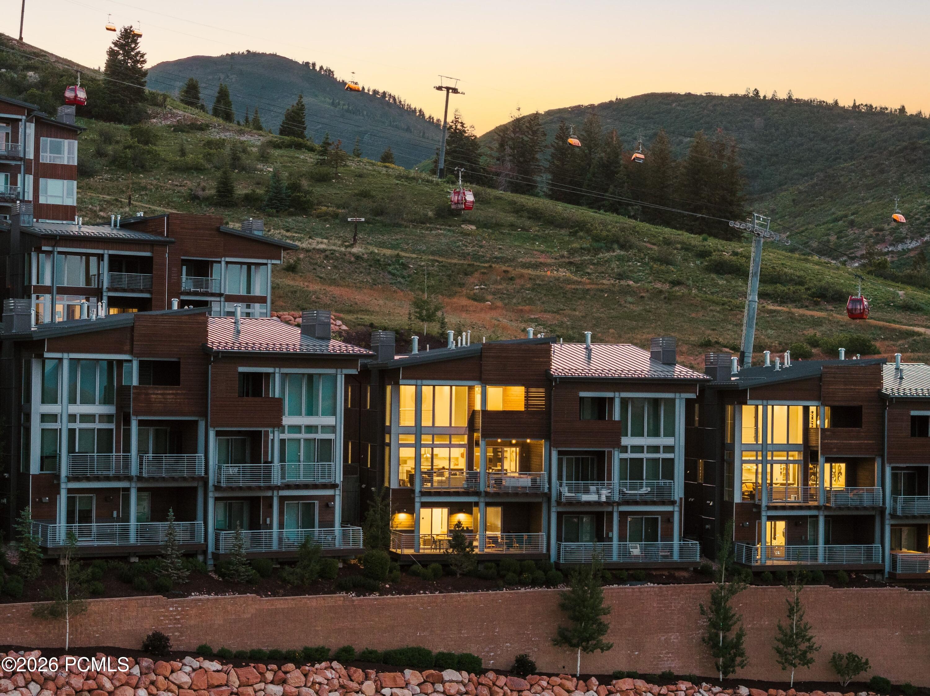 2752 W High Mountain Road 2001